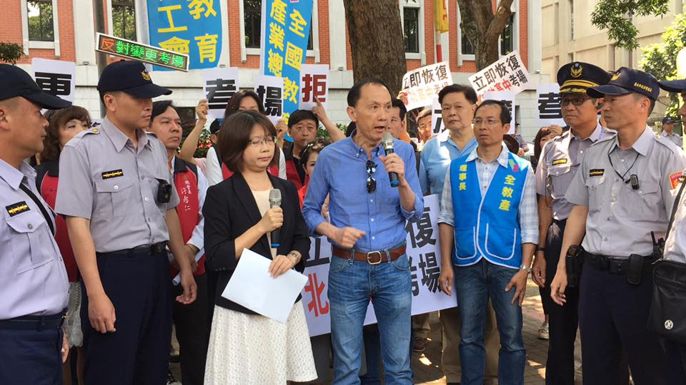 李新（中）問政風格強烈，曾競選國民黨主席失敗，今晨卻傳墜樓身亡。（翻攝自李新臉書）