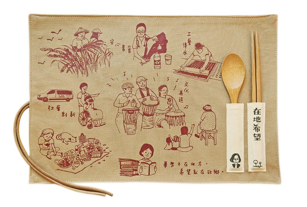 小英商號曾2度與印花樂合作生產環保餐墊餐具組。圖為2016年蔡英文選總統時推出的款式。（印花樂提供）