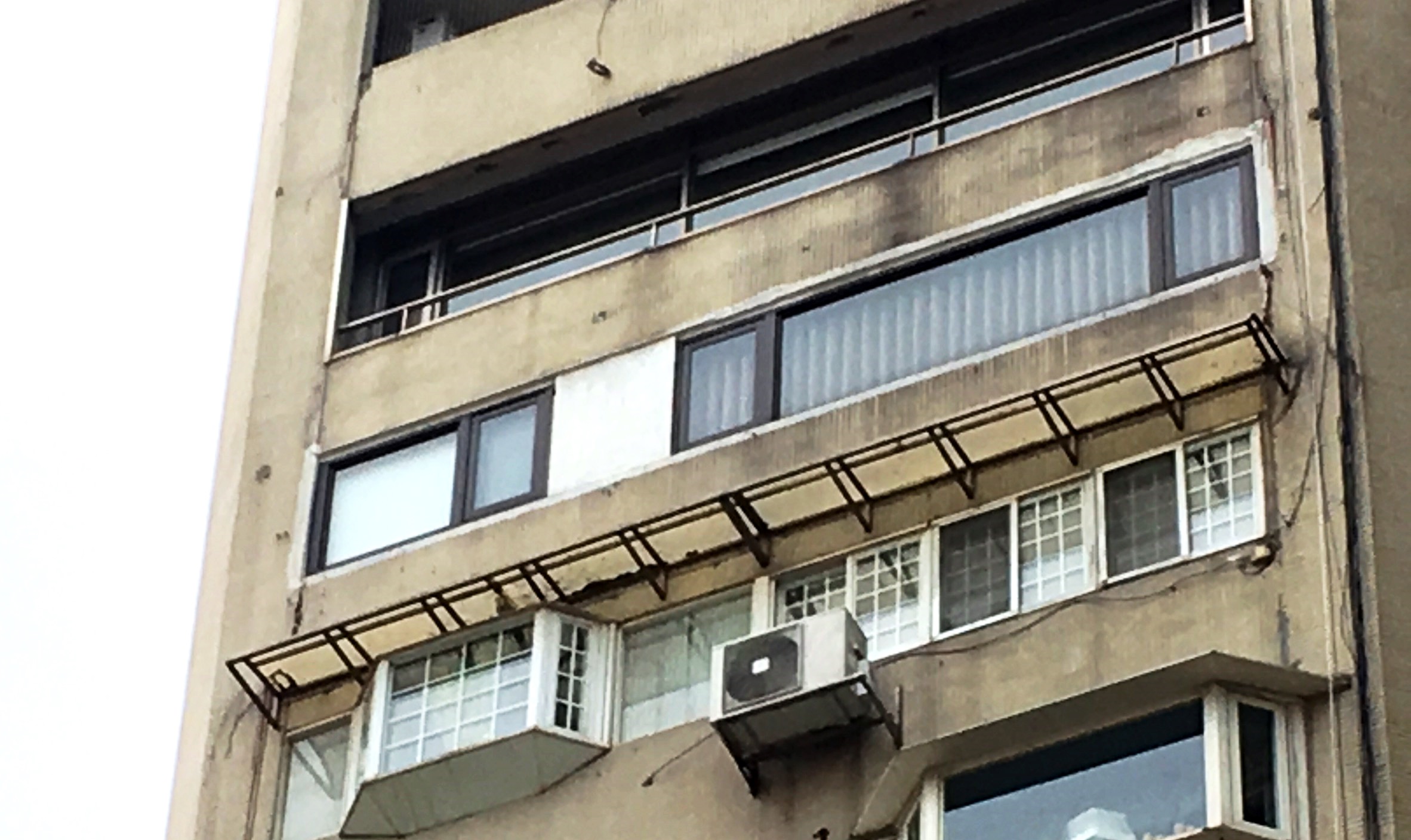 鄰居見到李新從11樓窗戶爬出，跨到10樓鐵欄杆後跳樓身亡。