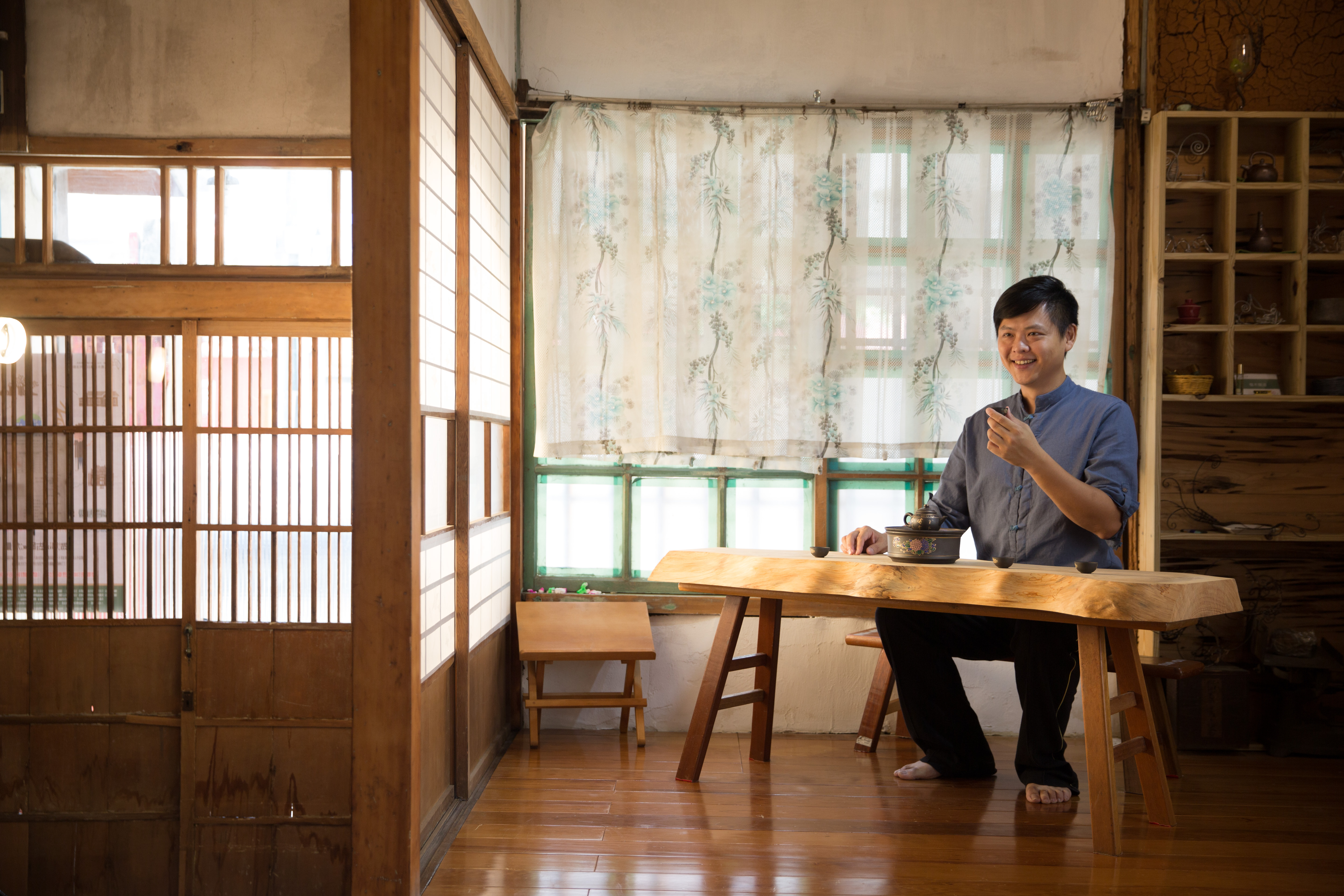 「嘉木居」的主人薛俊朋沏茶溫雅待客，隱藏版茶席只留給有心人。