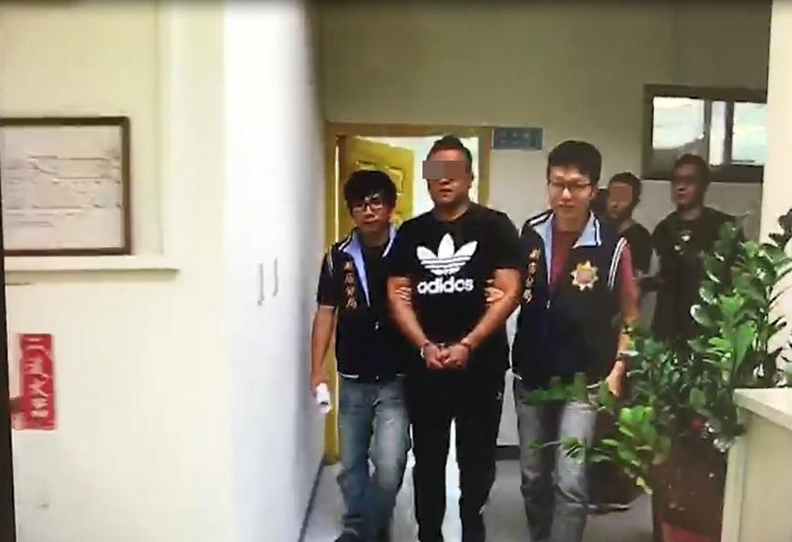 吳嫌籌組詐騙集團,吸收青少年加入。(翻攝畫面)
