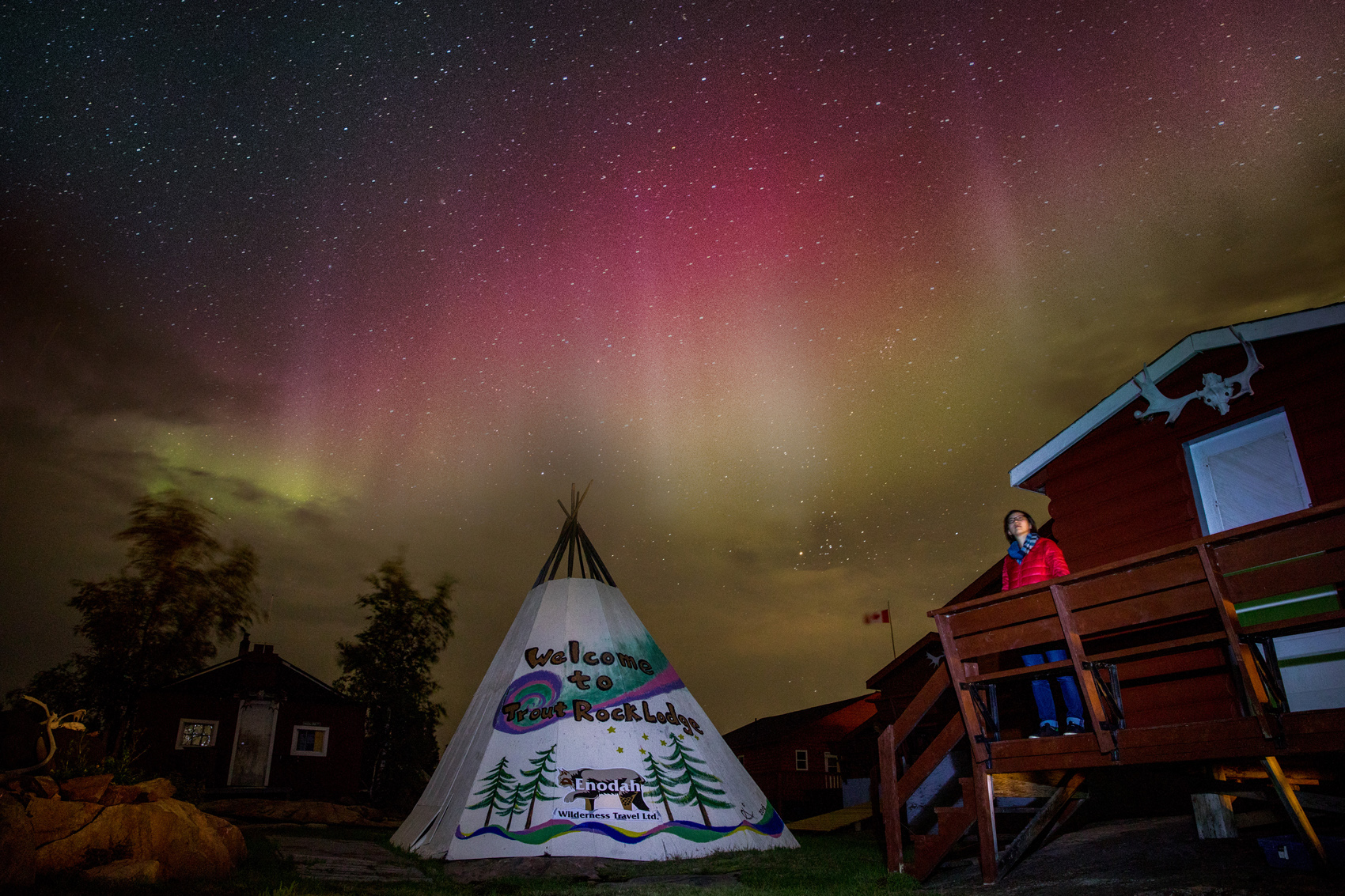 把原住民傳統帳篷Teepee當作前景，拍出來的極光照片更有氛圍。