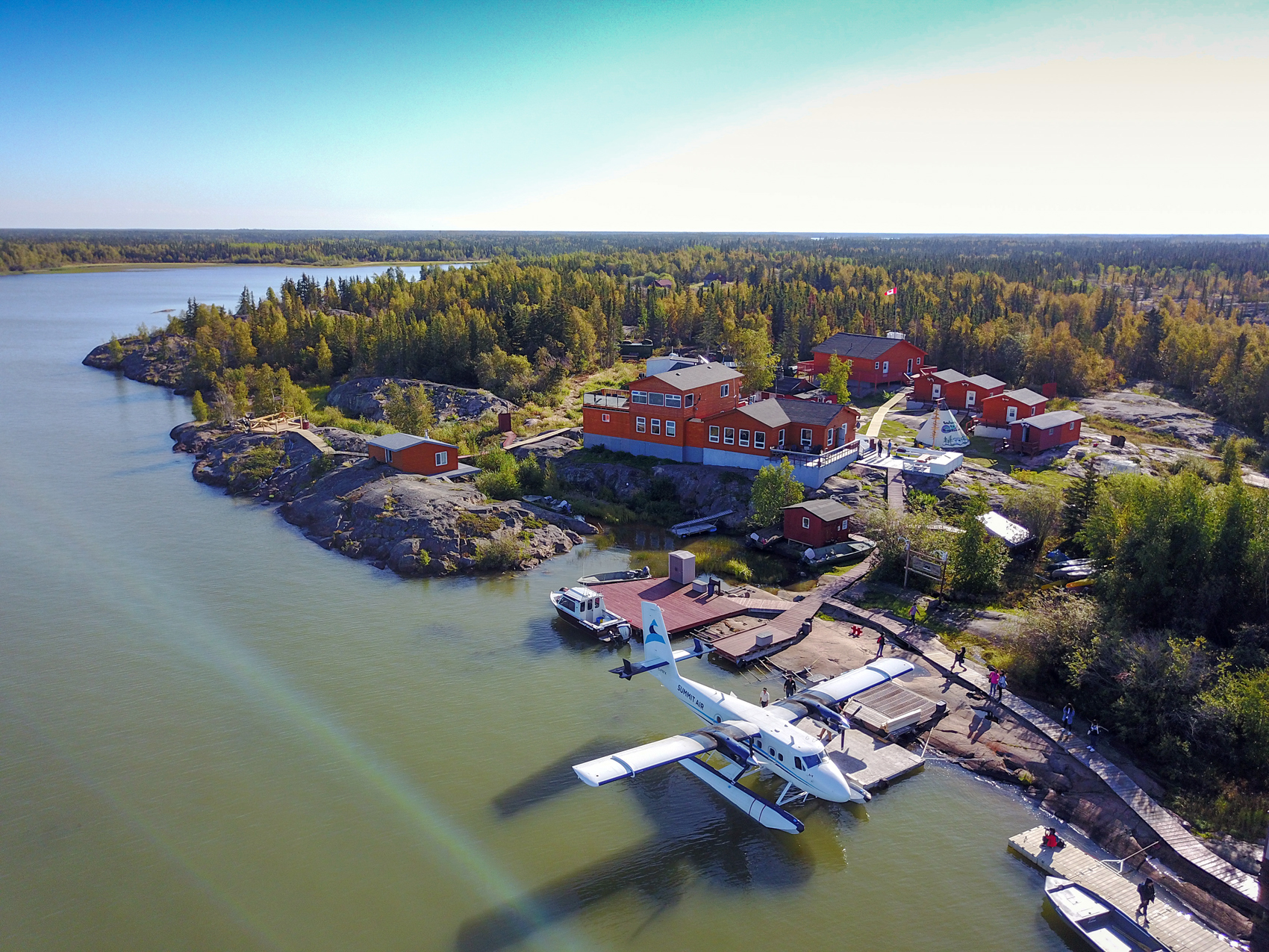 「猞猁小築」位於大奴湖北部的「大山貓島」上，是著名的午夜陽光之地。