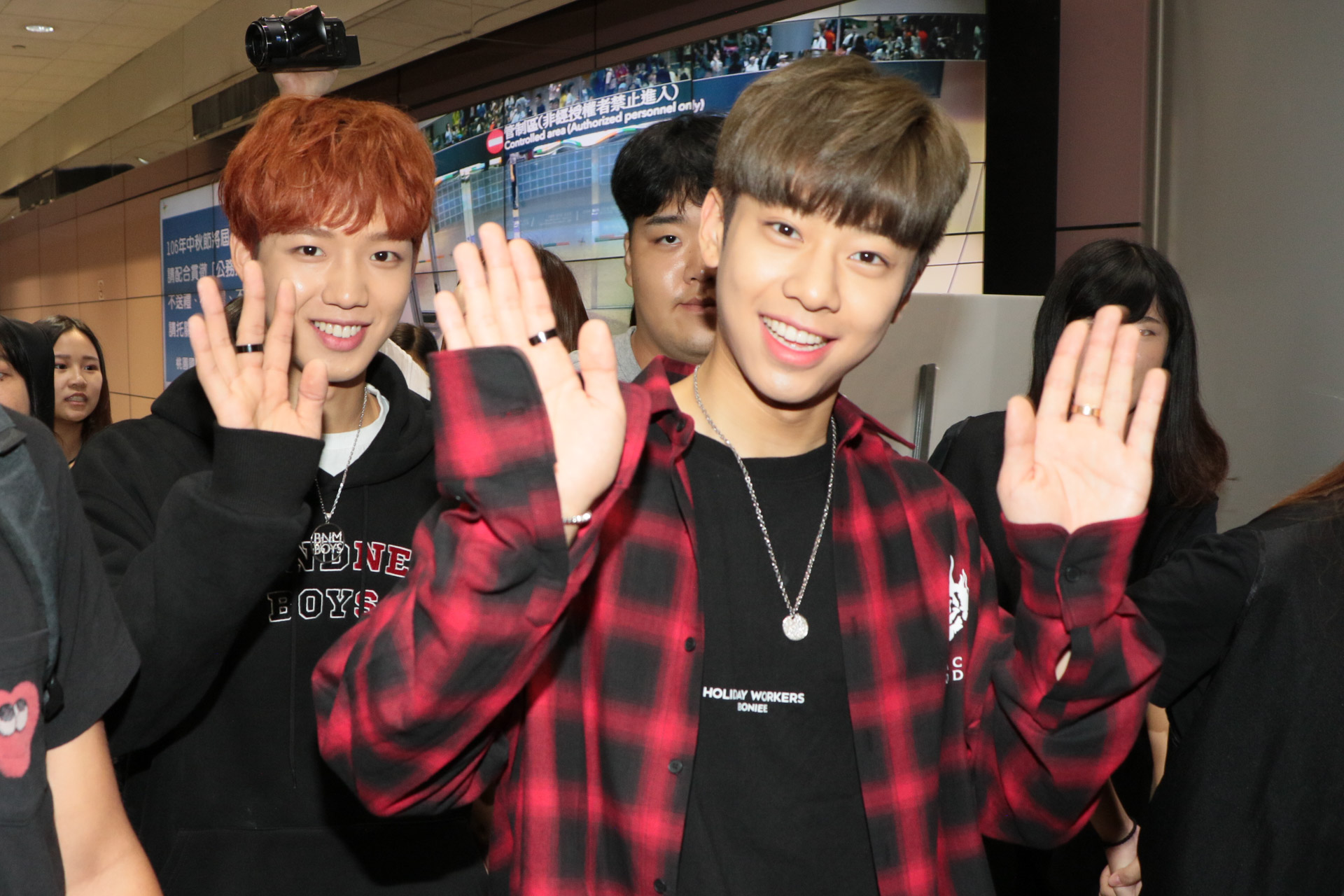 MXM林煐岷（左）、金東賢首次訪台，看到接機媒體與粉絲開心揮手。（華納唱片提供）
