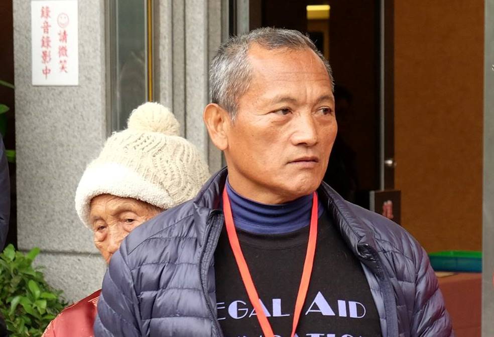 57歲的王光祿（Tama Talum）被控以具有瞄準鏡的現代化槍械，獵捕保育類動物。（翻攝立委鄭天財臉書）