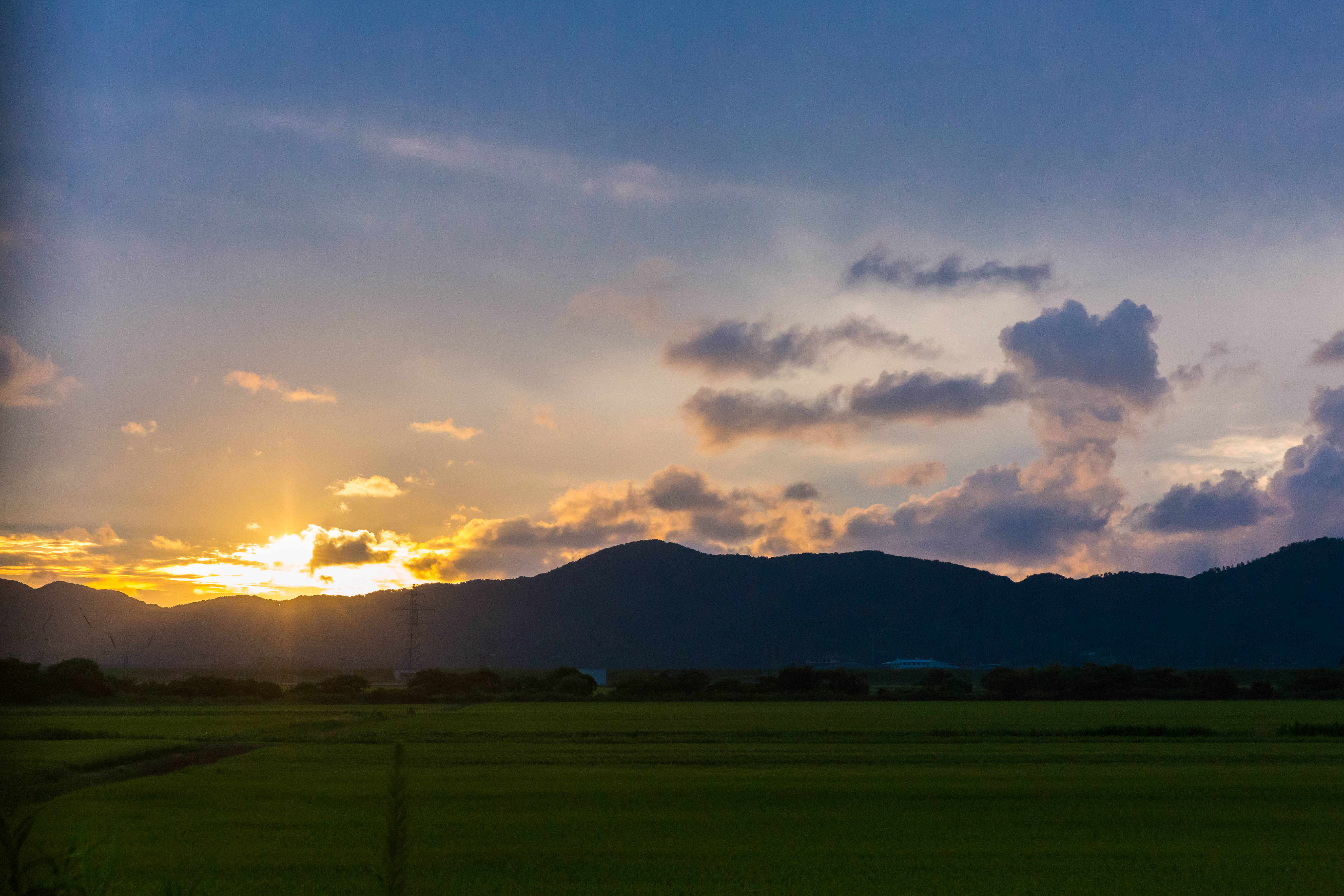 坐在遊覽車上打瞌睡碰到車窗驚醒，正是傍晚時分夕陽已經掉落在山的另一頭發出金黃色光芒。