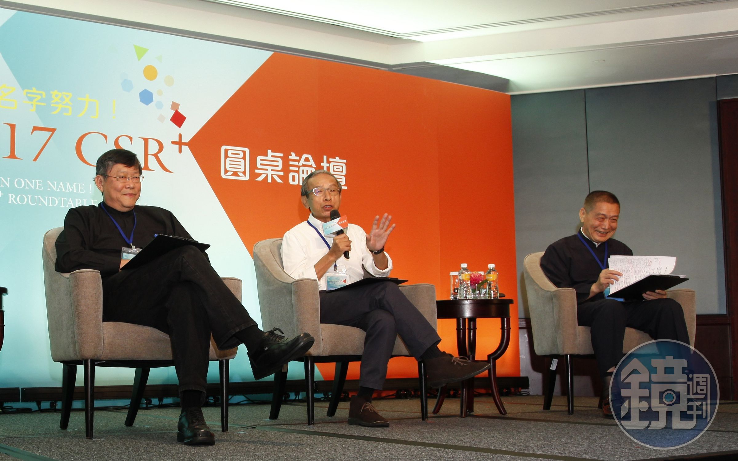 為「誠信」努力座談，政治大學商學院教授李瑞華（左）、知名導演吳念真（中），以及孝廉文化聯合會執行長黃柏霖（右）共同與談。（昇恆昌提供）