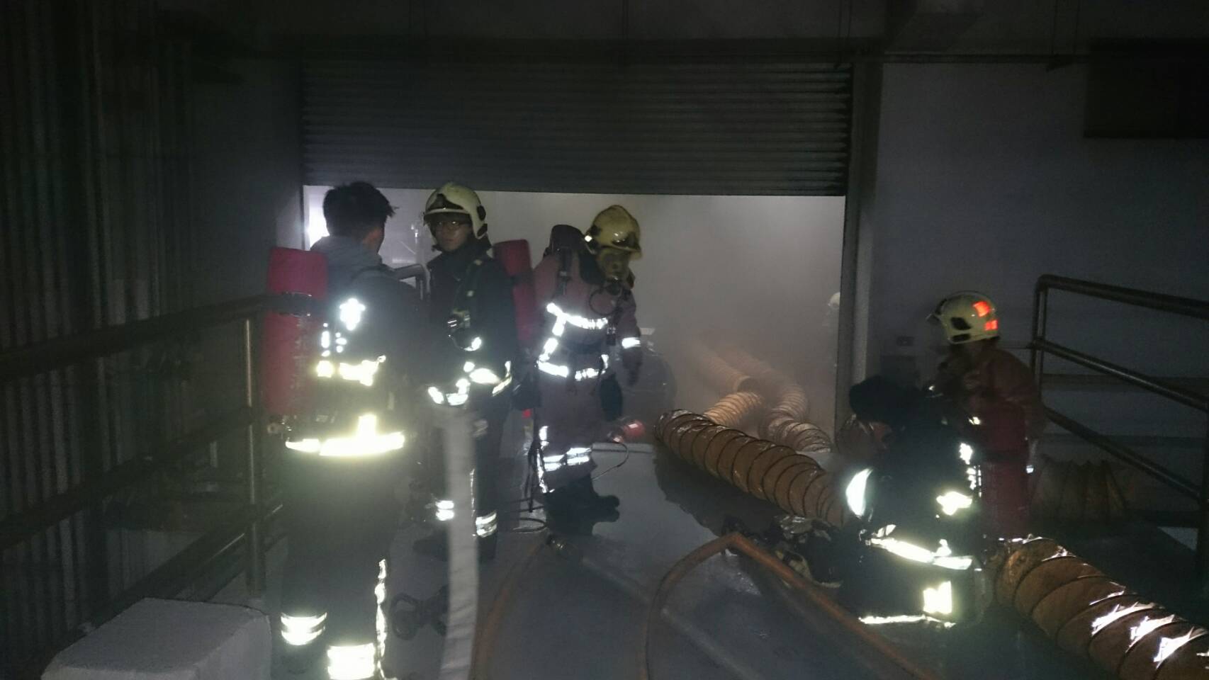 疑似廠區人員未告知現場有強酸強鹼，消防員脖、背、雙手和呼吸道都遭灼傷。（翻攝畫面）