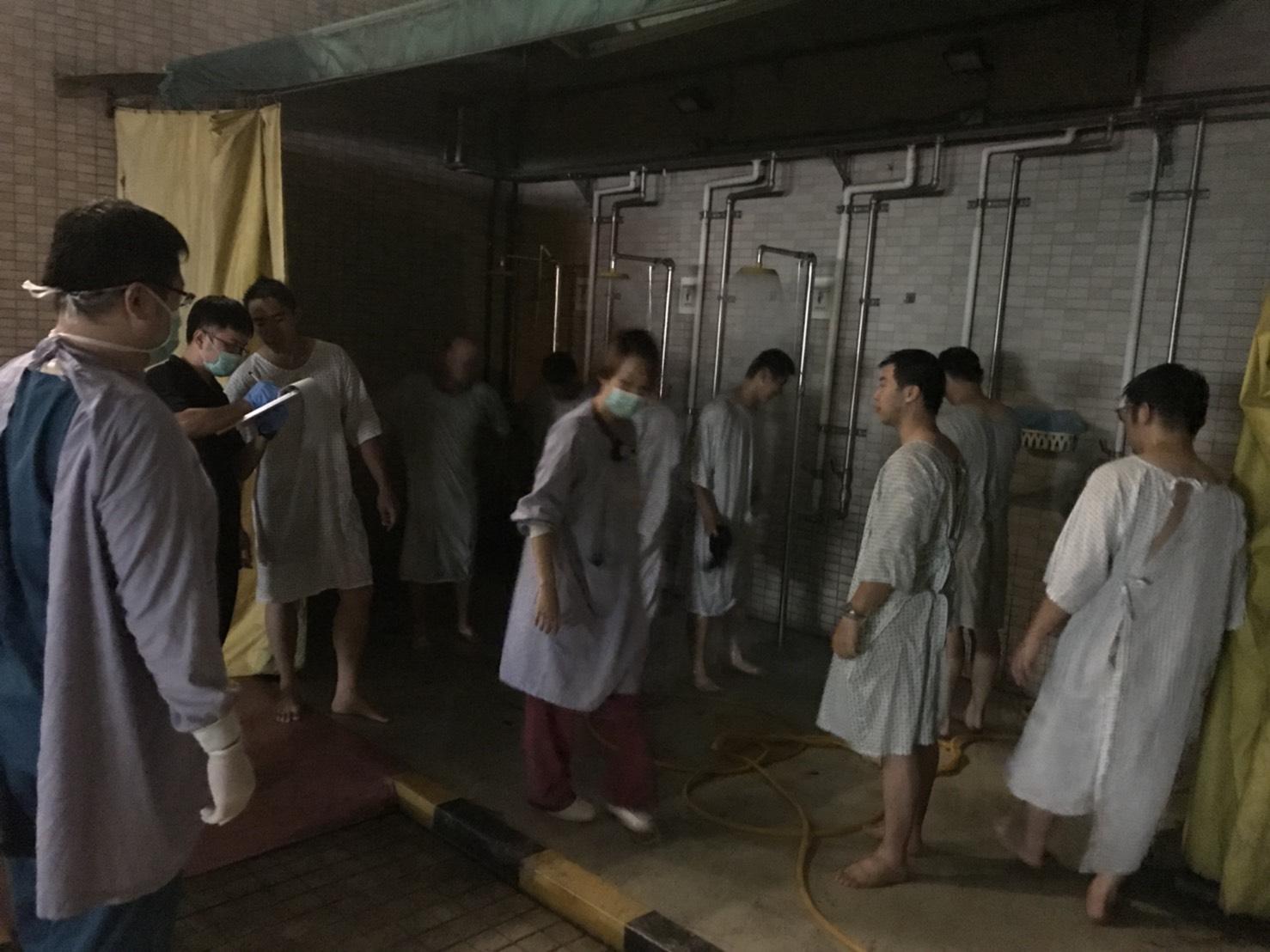 消防人員前往燿華電子廠救火,反有11人掛彩送醫。(翻攝畫面)