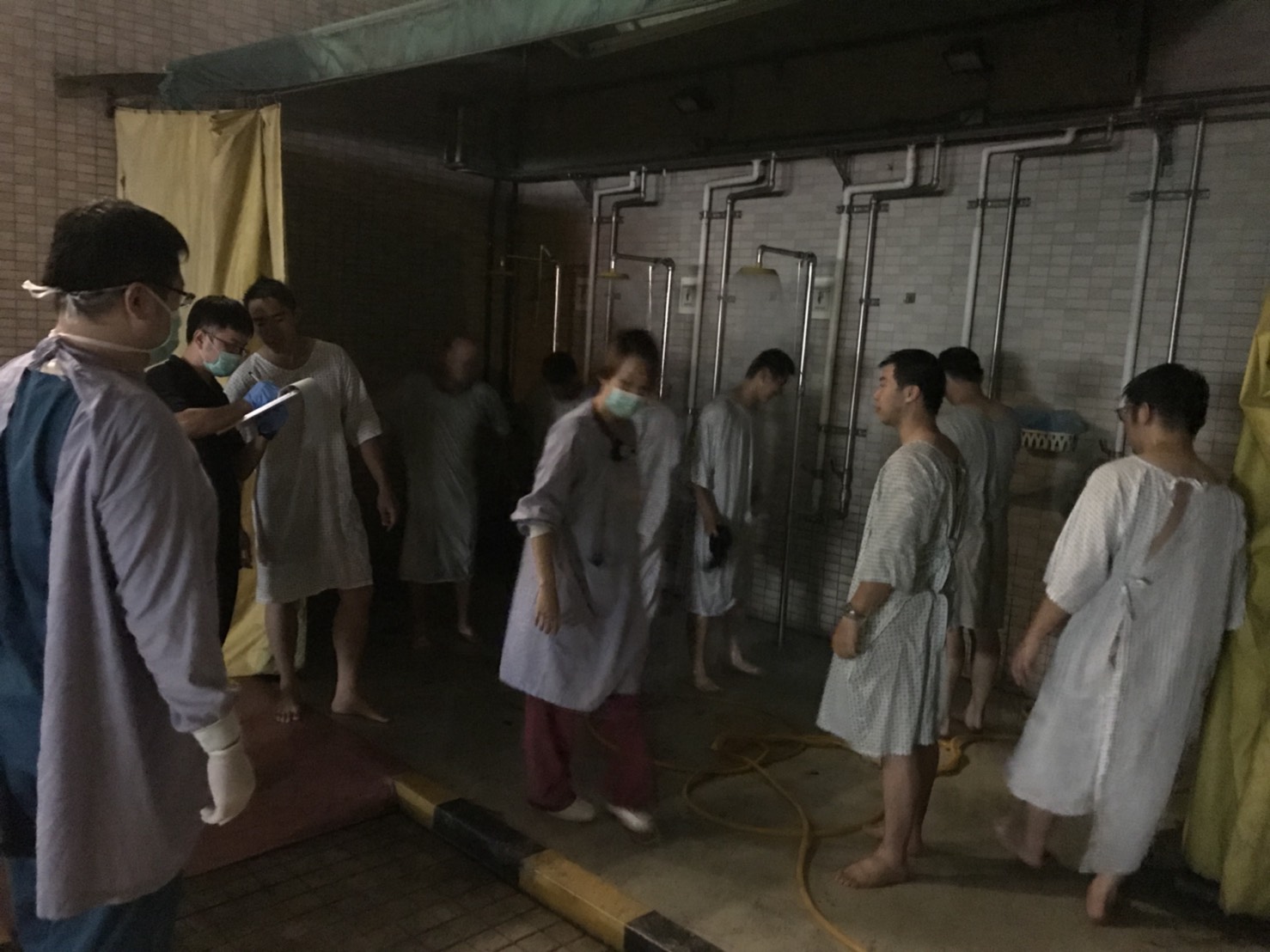 消防人員前往燿華電子廠救火，反有11人掛彩送醫。（翻攝畫面）