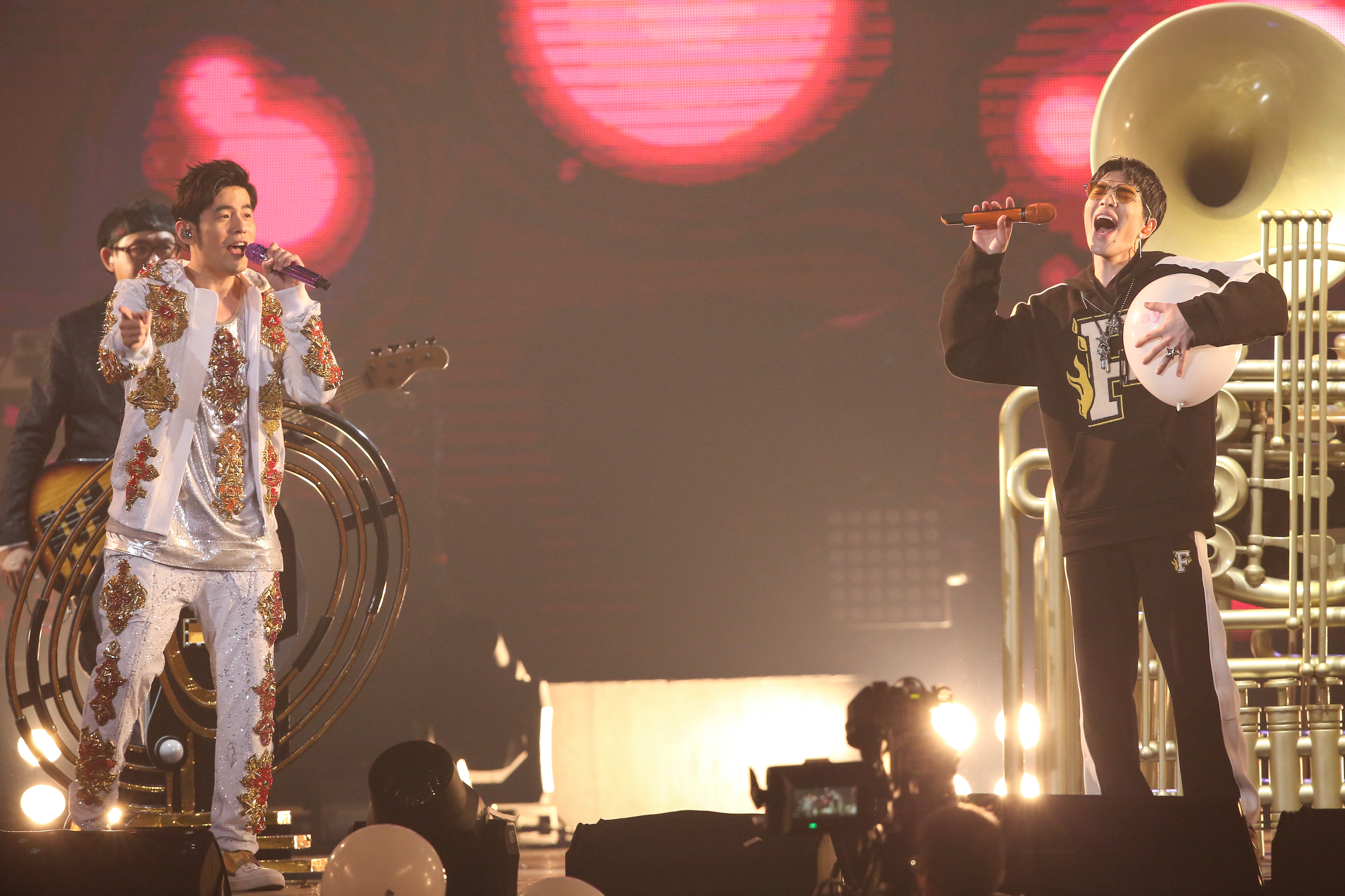 周杰倫邀請球友蕭敬騰當首場演唱會嘉賓，兩人合唱〈告白氣球〉並配合氣球讓現場浪漫到不行。