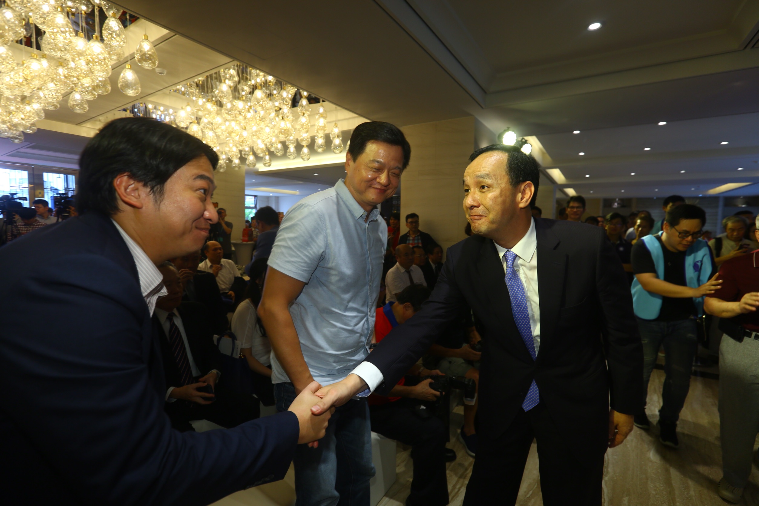 朱立倫與周錫瑋雙雙現身，但因兩人位子距離較遠，少有互動。