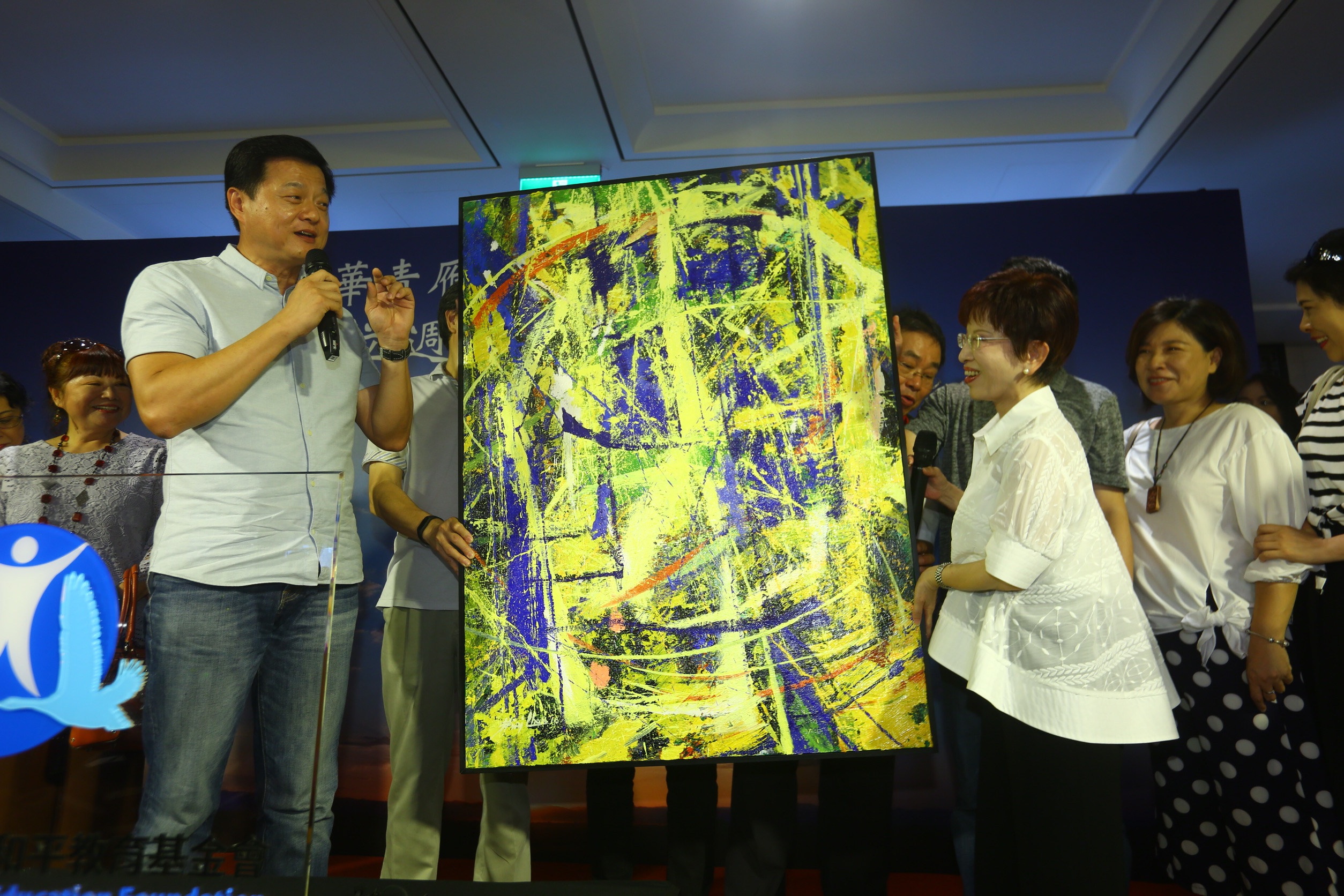 周錫瑋說，希望洪秀柱能好好留存這幅畫，不過若缺錢可以把畫賣掉。