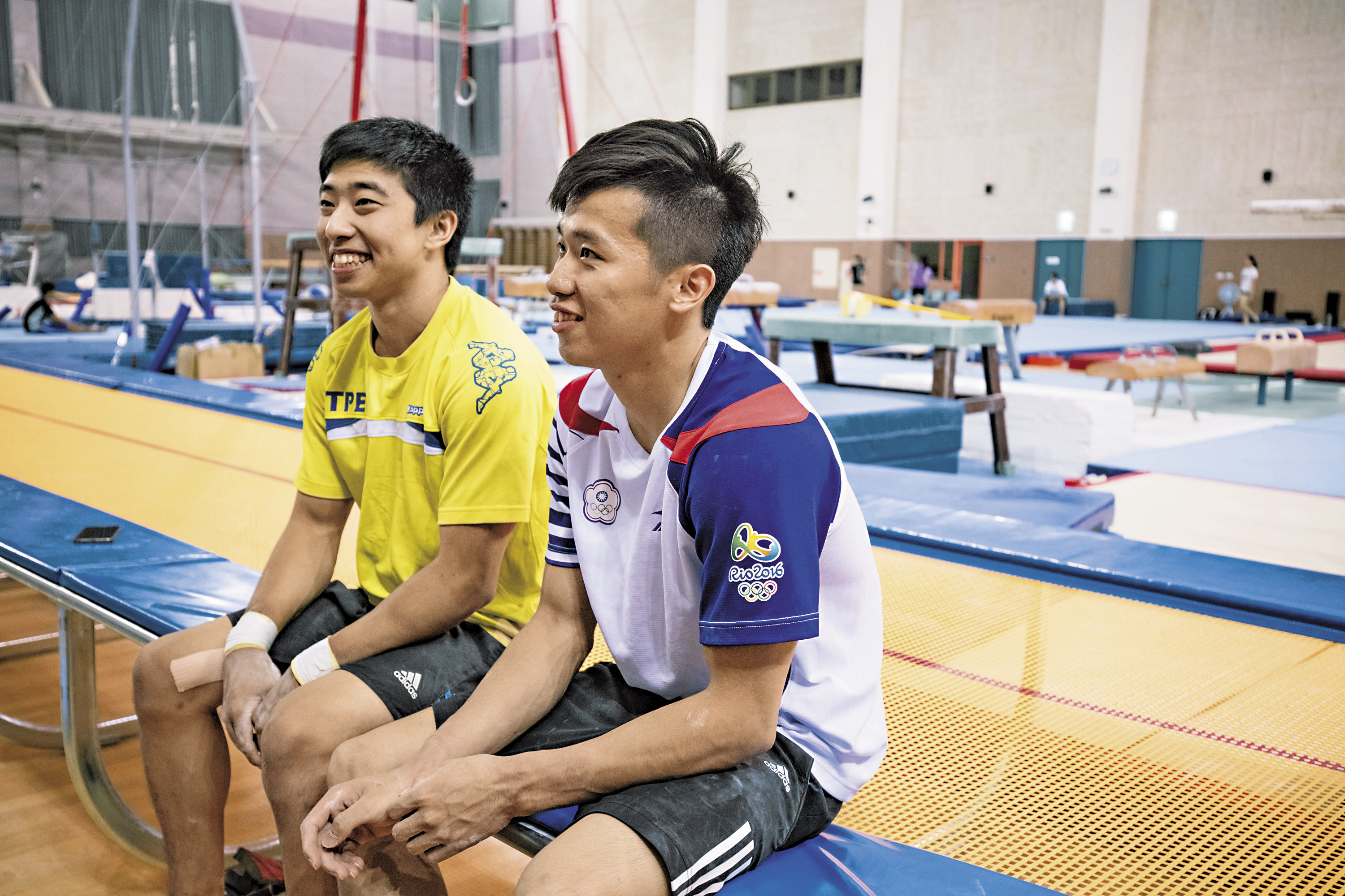 李智凱（右）和黃克強（左）從小一起練體操，亦友亦敵，彼此競爭的關係十分微妙。（牽猴子提供）