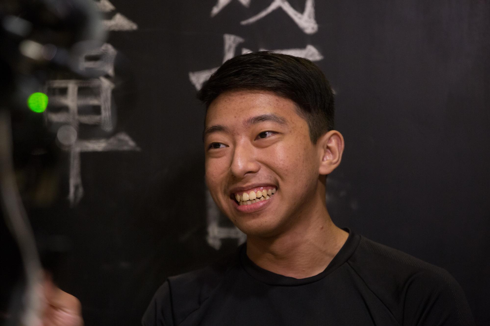 黃克強講話不怎麼正經,總是嘻嘻哈哈,幾乎不透露心情細節。