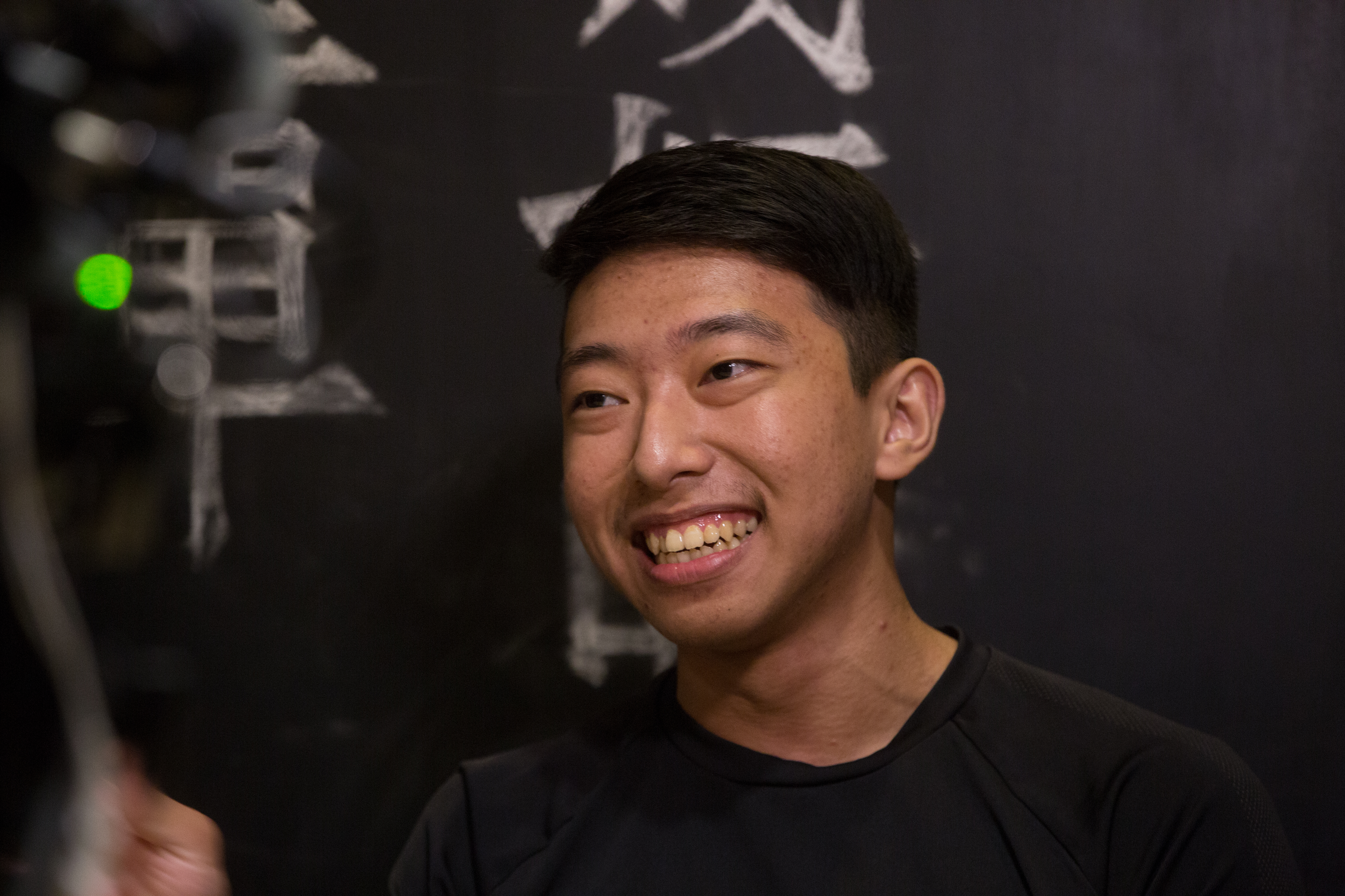 黃克強講話不怎麼正經,總是嘻嘻哈哈,幾乎不透露心情細節。