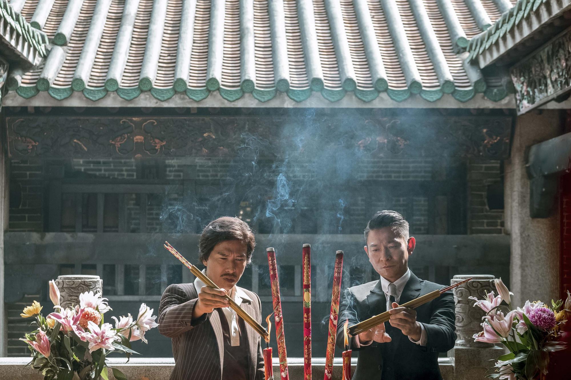 《追龍》講述毒梟跛豪與總華探長雷洛間的傳奇故事,甄子丹睽違多年後再演反派,劉德華也將雷洛演得更加有城府。(華映提供)