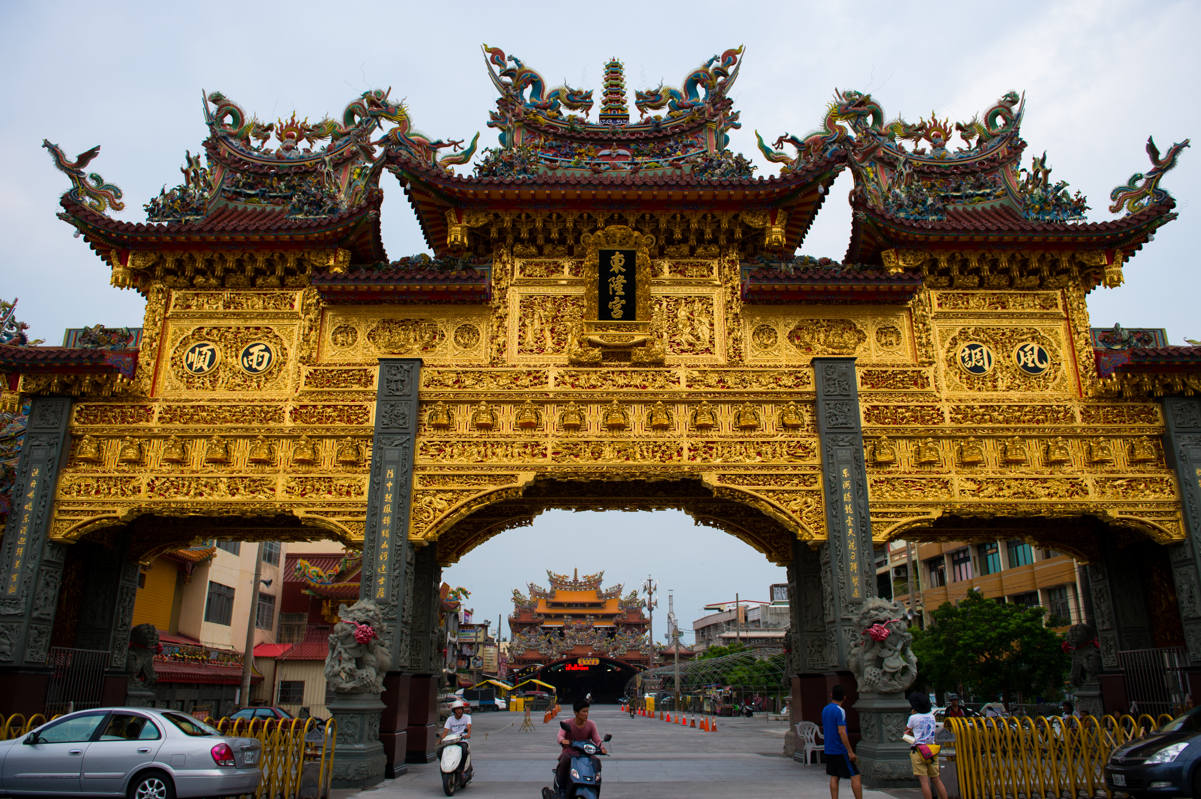 屏東東港東隆宮的牌樓近期剛整修完畢。大家來找碴一下，看看哪裡有問題？