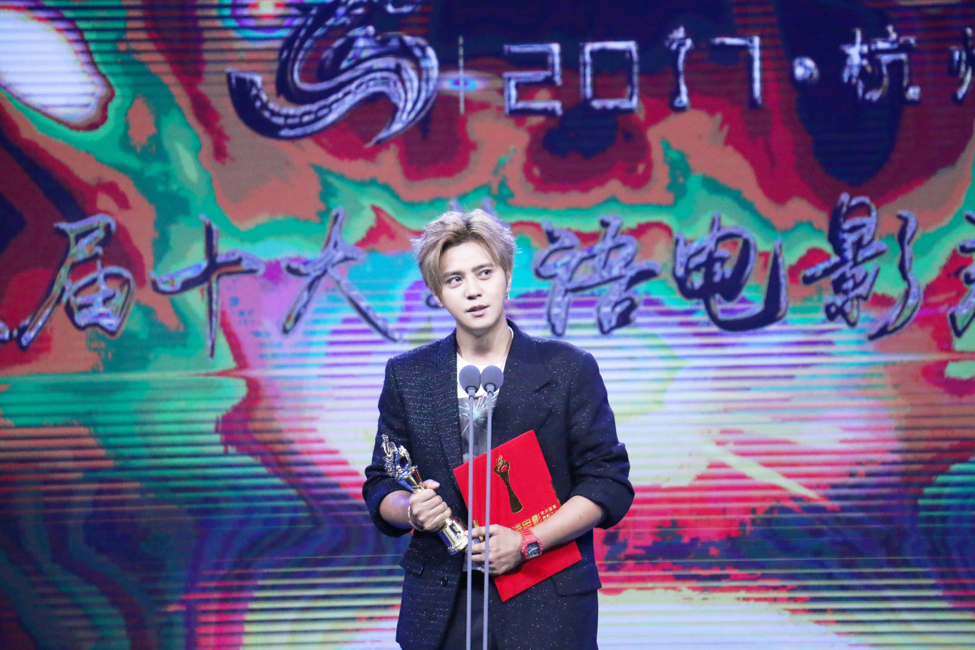 羅志祥領取十大華語電影盛典年度人氣演員時露出尖下巴，顯見保持身材有成。（天地合娛樂提供）