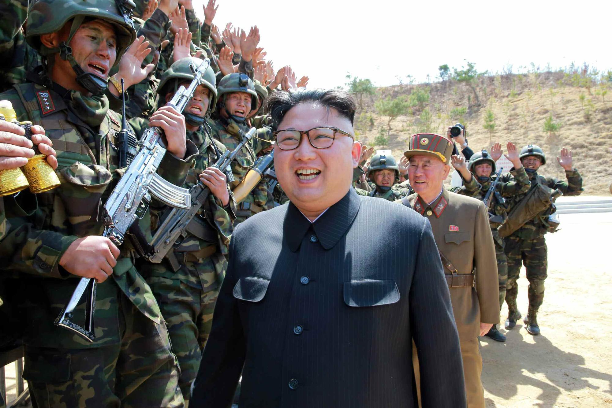 2017年4月13日，北韓機關報《勞動新聞》報導領導人金正恩視察「特種部隊打擊目標」競賽。（東方IC）