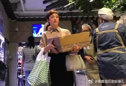 孫儷提著大包小包，看來血拼戰鬥值頗高。（翻攝自微博）