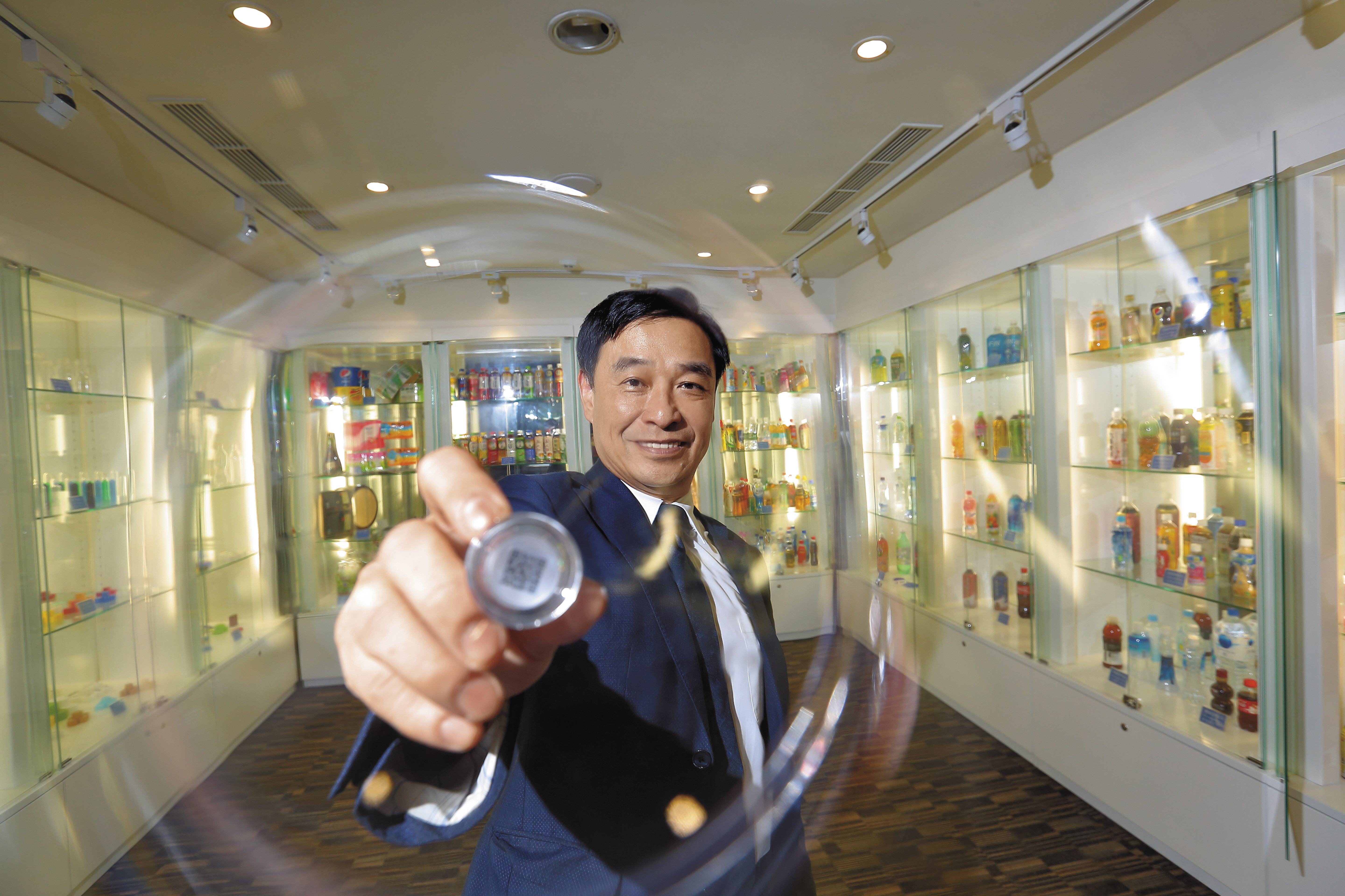 宏全國際第二代戴宏全21年前接棒父親事業，靠著不斷創新，讓營收從10幾億元成長至逾160億元，最新利器是QR Code瓶蓋，擁有10年專利。