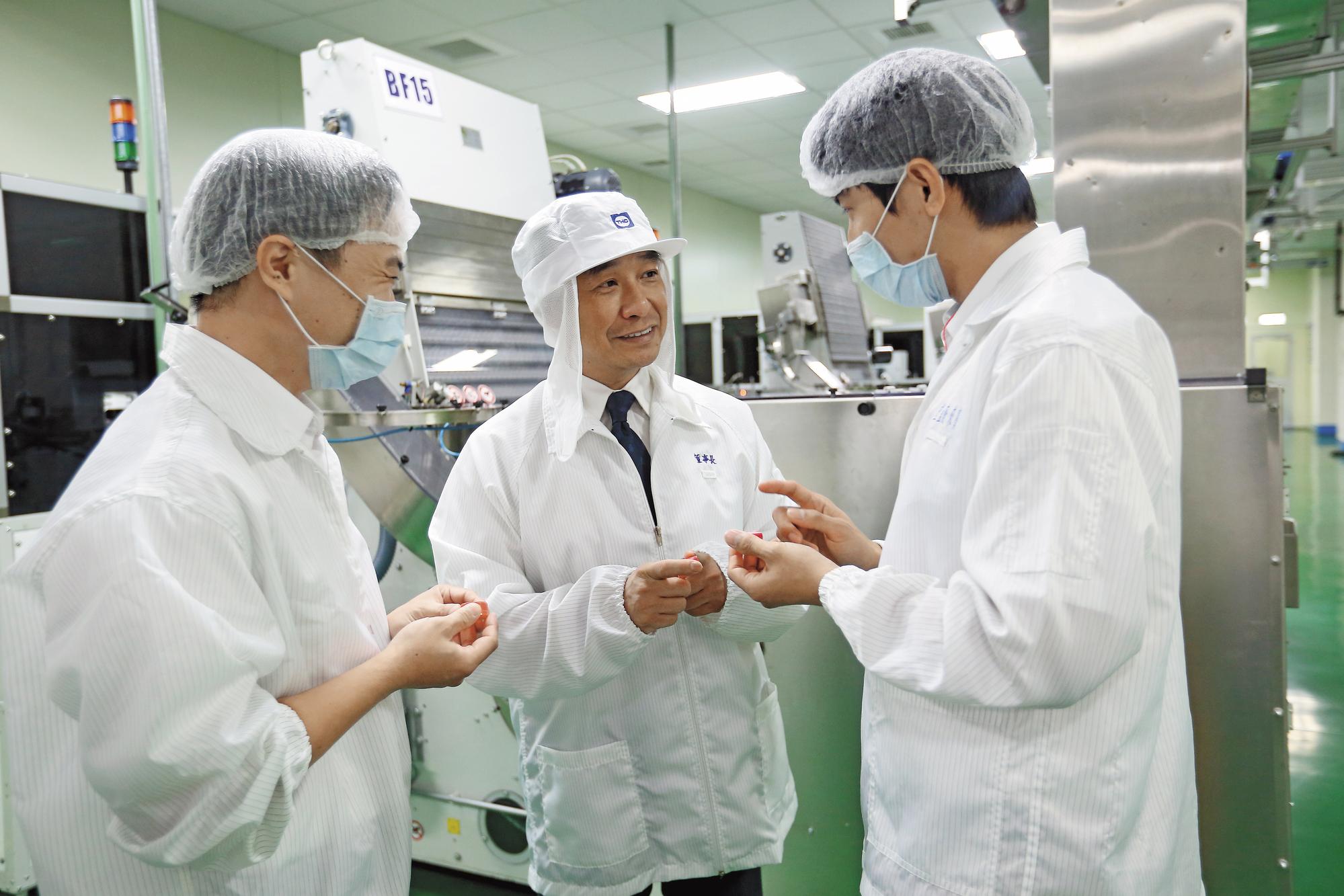 戴宏全（中）曾是公務員，32歲時被父親召回接班，不斷苦學、請教，以及常跑設備商、參觀國外展覽，一點一滴學習關鍵技術。