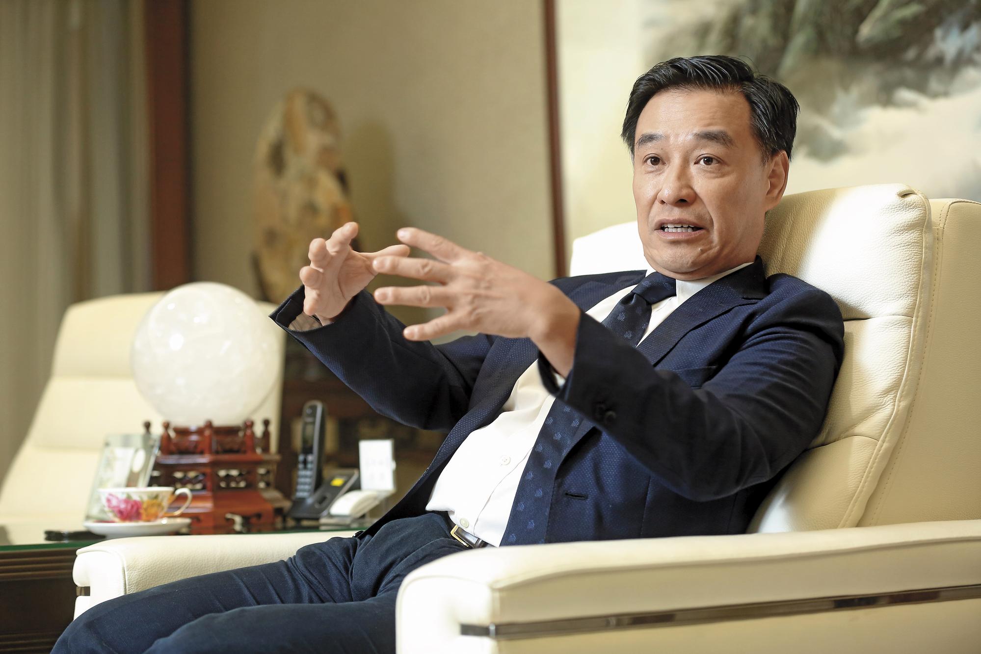 戴宏全秉持父親「勿短視近利」理念，發展出獨特的10年、20年In-House、合作合資策略，長期穩健吃下一筆筆訂單。