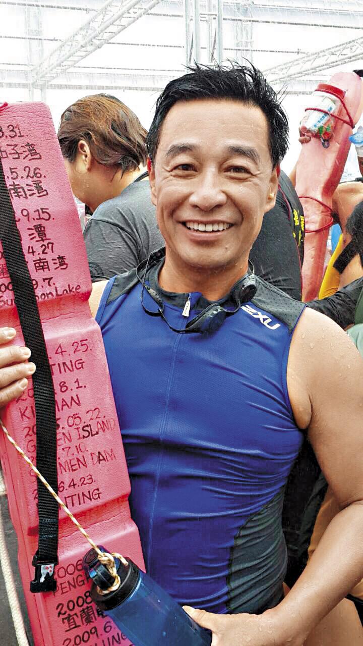 戴宏全熱愛運動，是業界少數參加鐵人三項的老闆，他說運動能讓人愉悅，不去鑽牛角尖。（宏全提供）