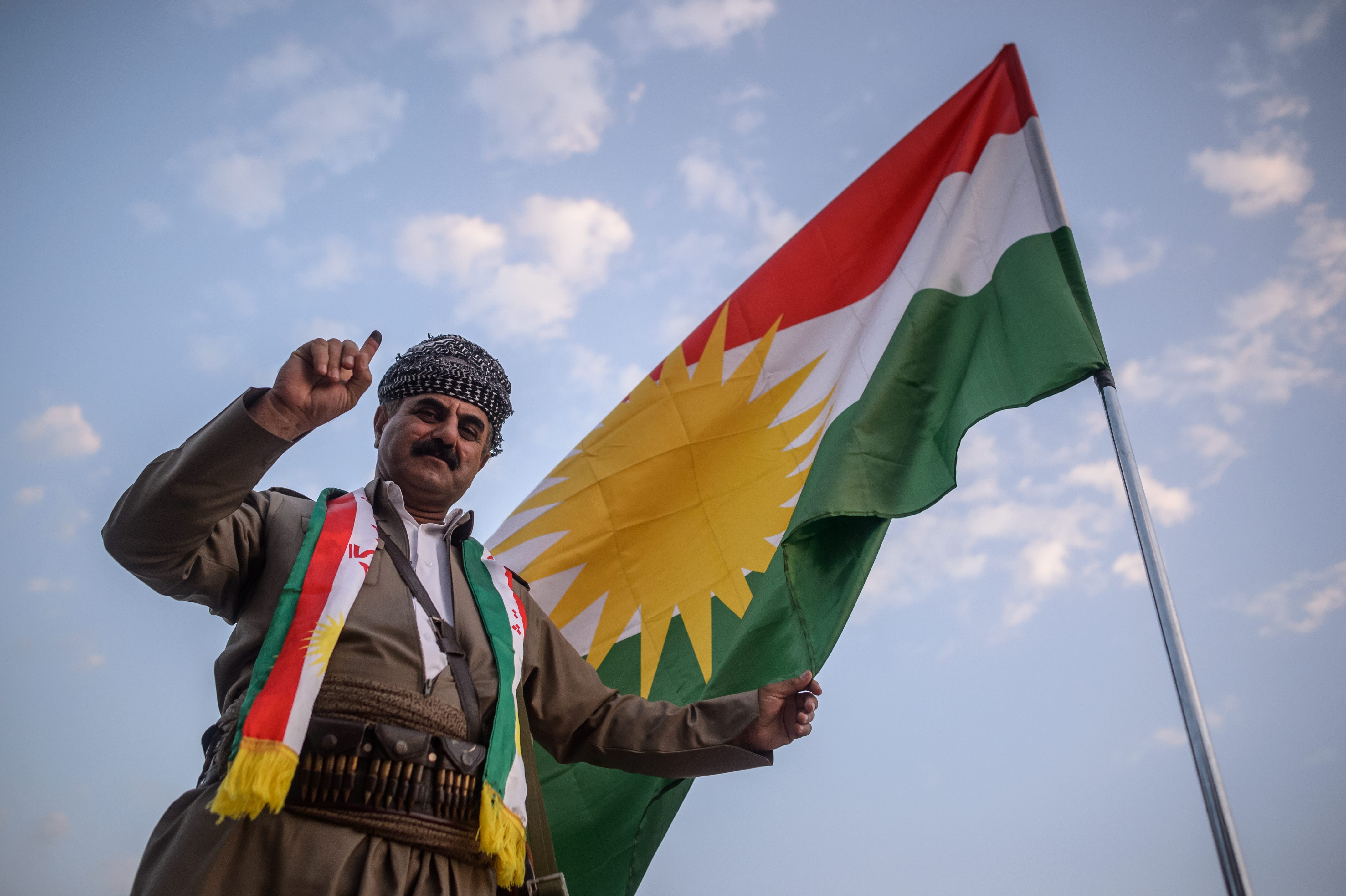 27號公投結果宣布當晚，庫德族民眾舉旗歡慶的景象。（東方IC）