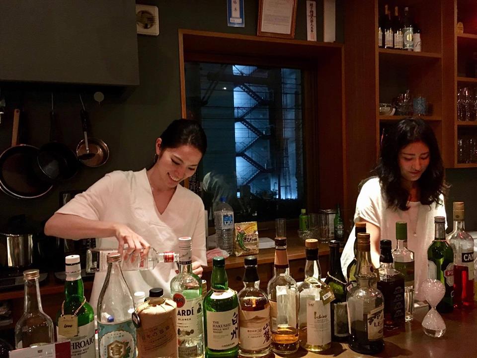 近來日本開始出現一些30歲上下的女性，白天是粉領族，晚上則在傳統的日式小酒吧，兼差當媽媽桑。（翻攝自Co-working Snack臉書）