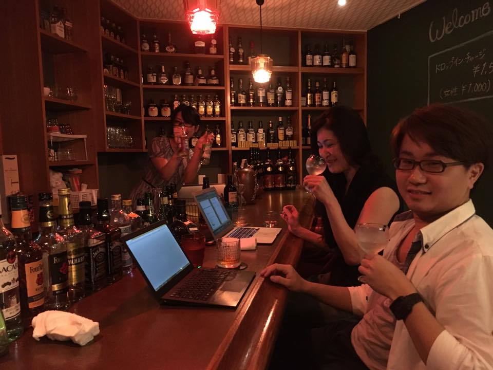 週一到週日每天都有不同媽媽桑站台的「共同工作小酒吧(Co-working Snack)」,提供自由接案工作者,夜晚交流與辦公的空間。(翻攝自Co-working Snack臉書)