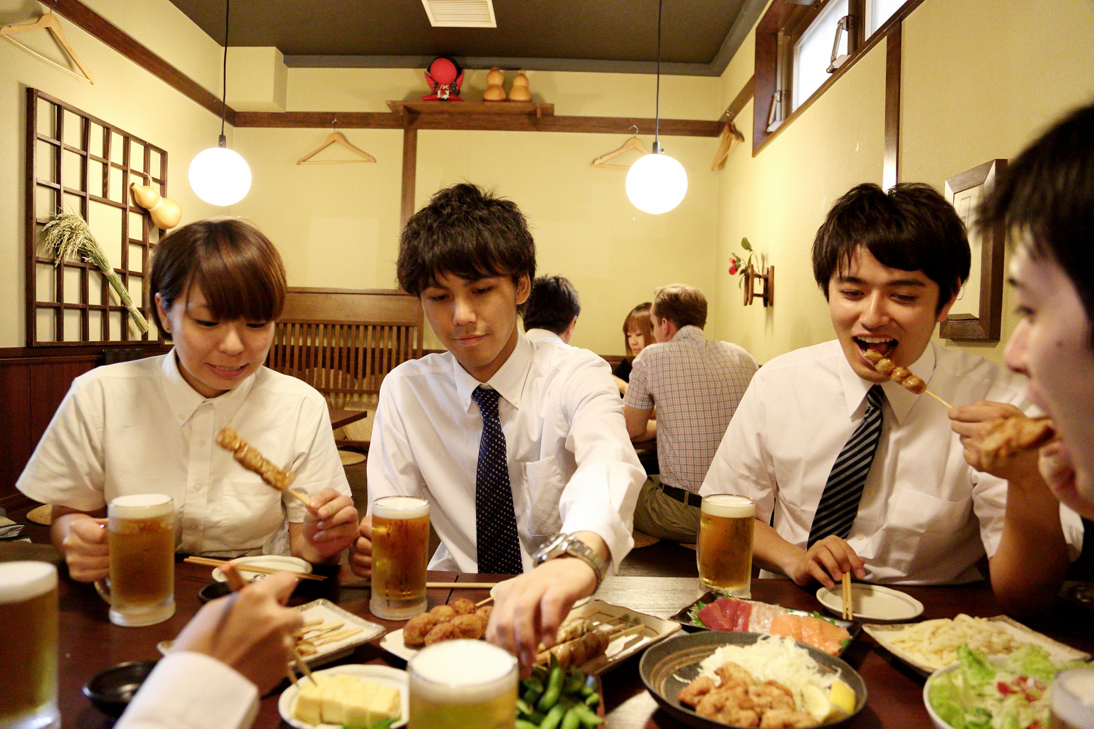 被視為是日本「通縮」象徵的連鎖居酒屋,近來經營陷入苦戰。標榜「280日圓均一價」的「鳥貴族」,因不堪成本高漲,睽違28年宣布漲價。(東方IC)