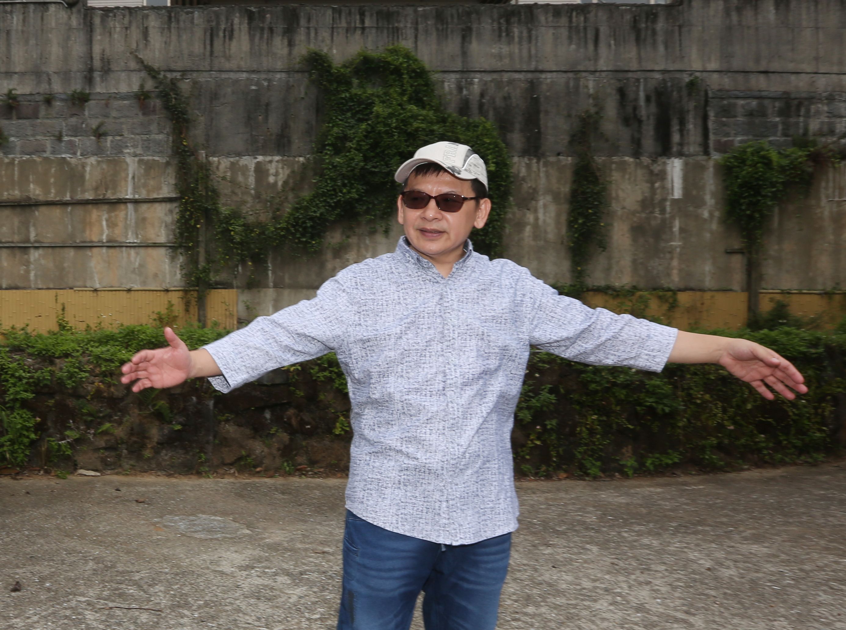 位在菁山路的民宅屋主李姓男子日前發現，房子唯一一條2.5米寬的聯外水泥道路，竟然被偷偷辦理土地重劃分割切掉。