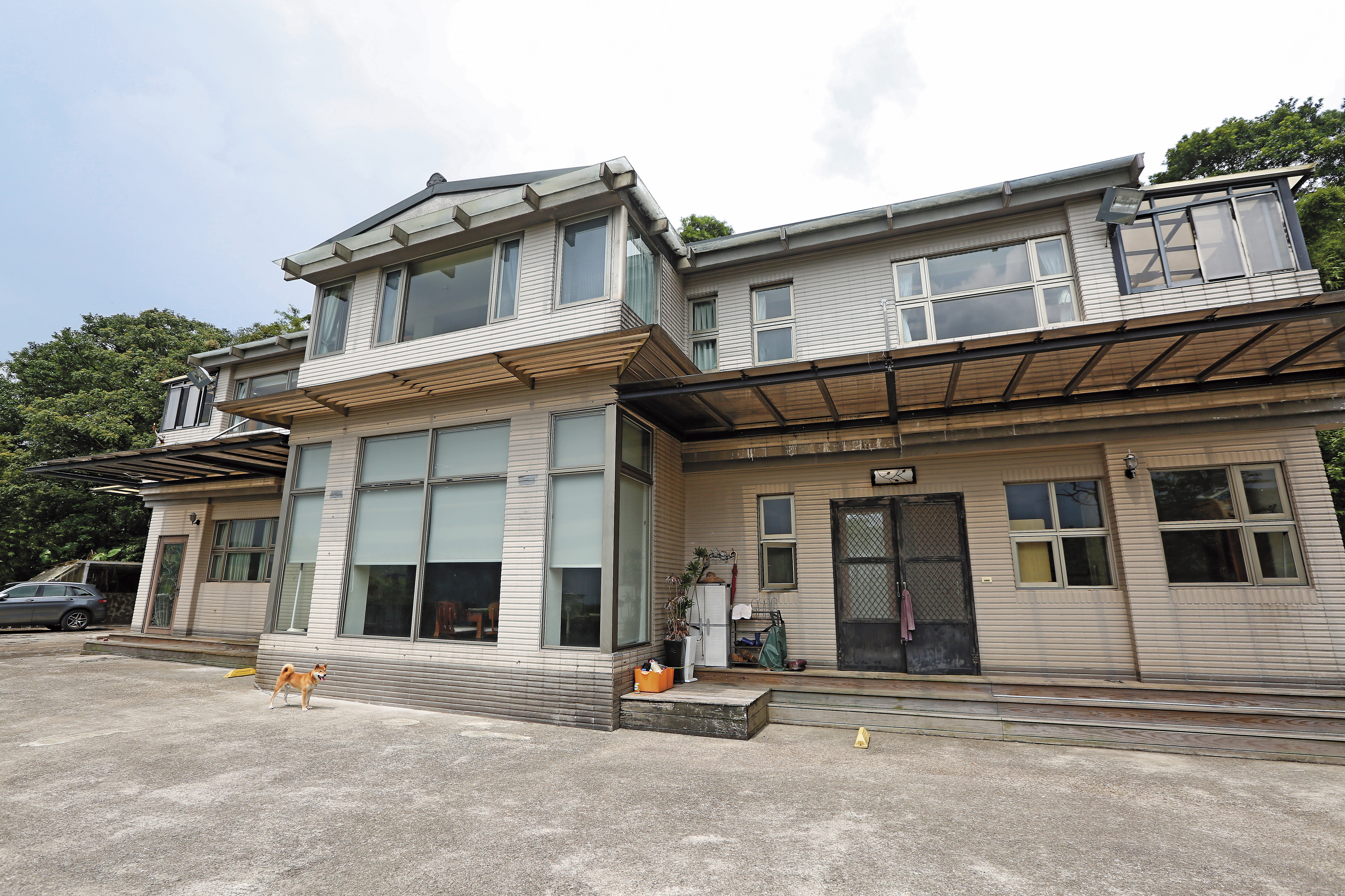 李宅過去是知名景觀餐廳，隨著位在陽明山國家公園內的建照炙手可熱，也讓這棟不起眼的2樓透天厝身價水漲船高。