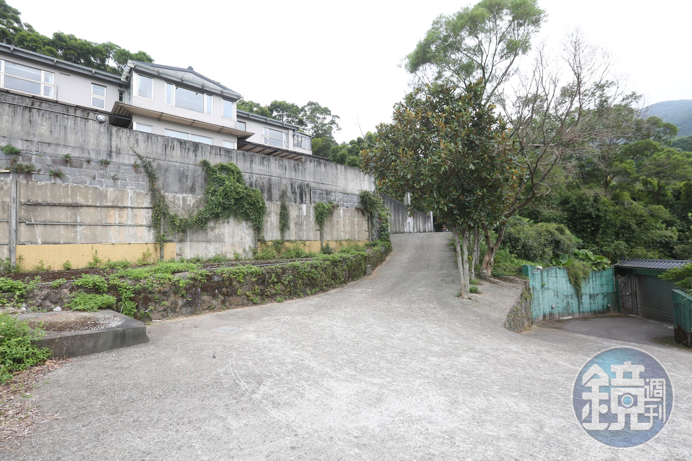 隨著陽明山國家公園內的土地管制，也讓這處隱藏在深山的二層樓透天厝價值不斷攀升。