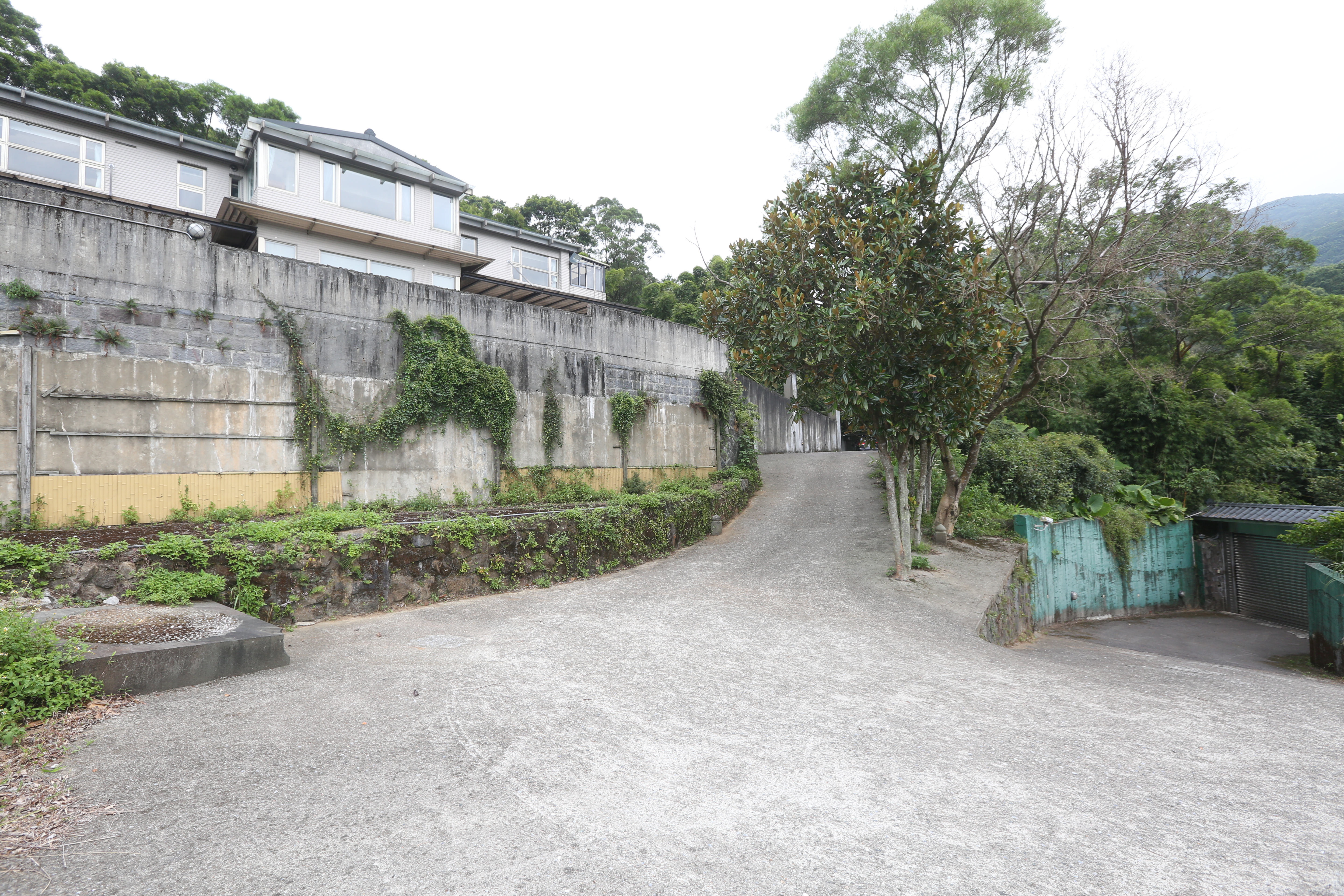 隨著陽明山國家公園內的土地管制，也讓這處隱藏在深山的二層樓透天厝價值不斷攀升。
