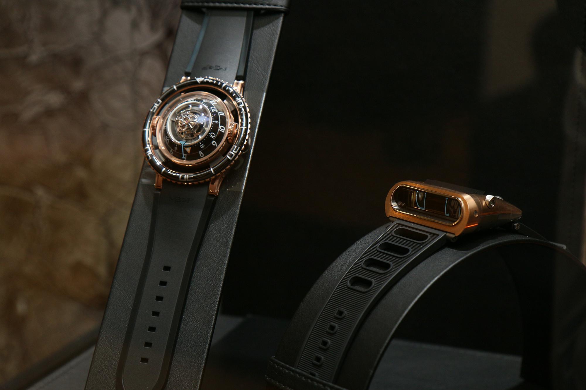 MB&F HM7（左）是今年最新作品，如同太空船一般的造型，讓人不注意都難！全球限量66只，定價新台幣428萬元。