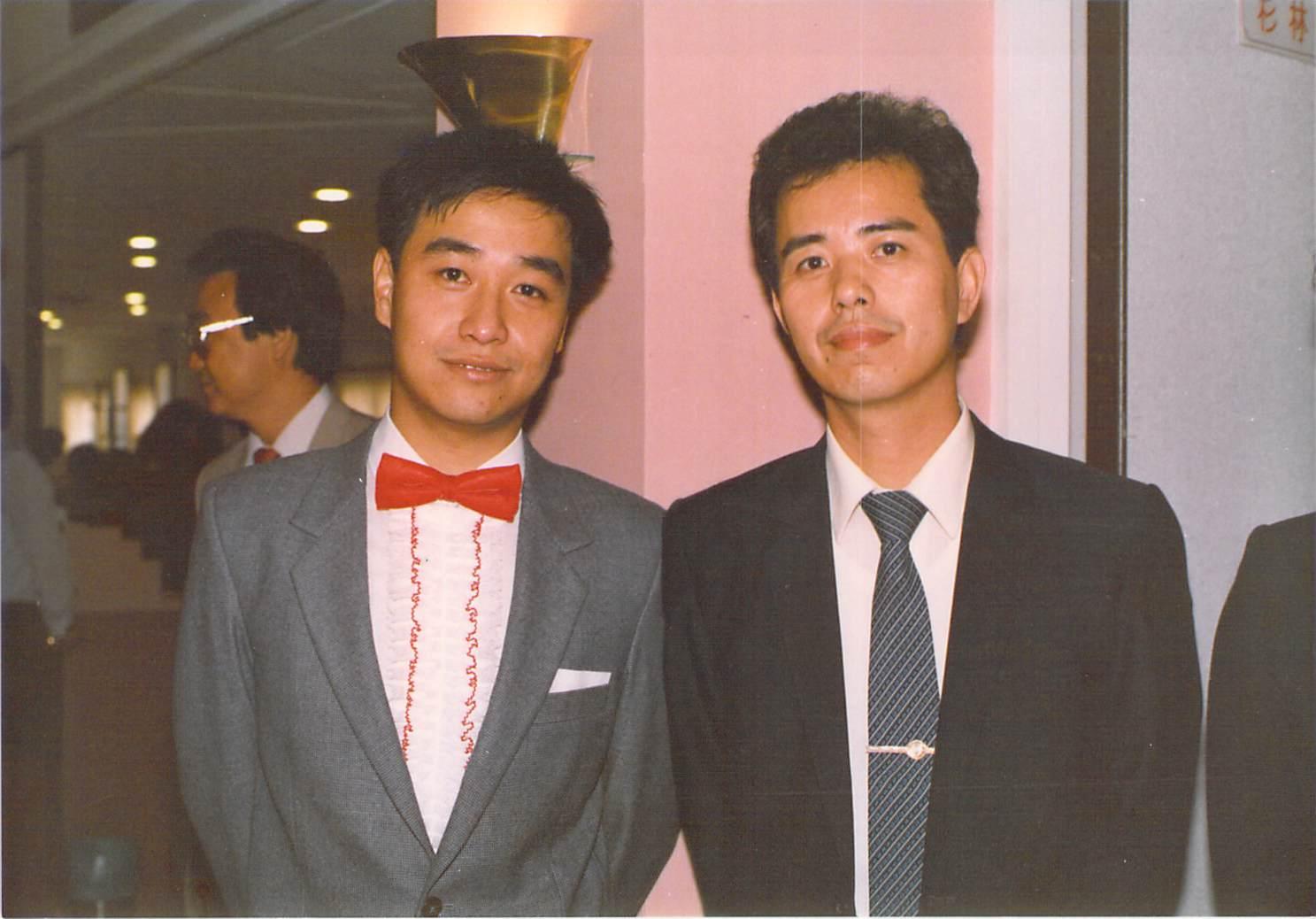 宏全創辦人戴清溪退休後，兒子戴宏全（左）與任職總裁的舅舅曹世忠（右）攜手打拚，早年兩人還在同個辦公室一起辦公。（宏全提供）