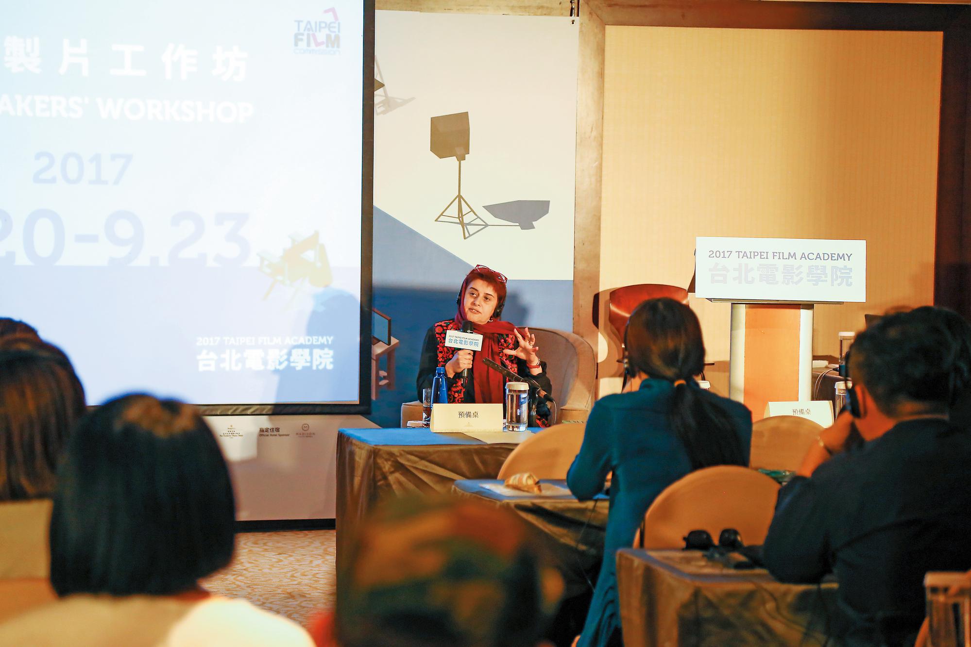 卡塔詠夏哈比日前應北市電影委員會之邀擔任「國際製片工作坊」講師，與學員分享製片與電影國際銷售代理的心得。（台北市電影委員會提供）