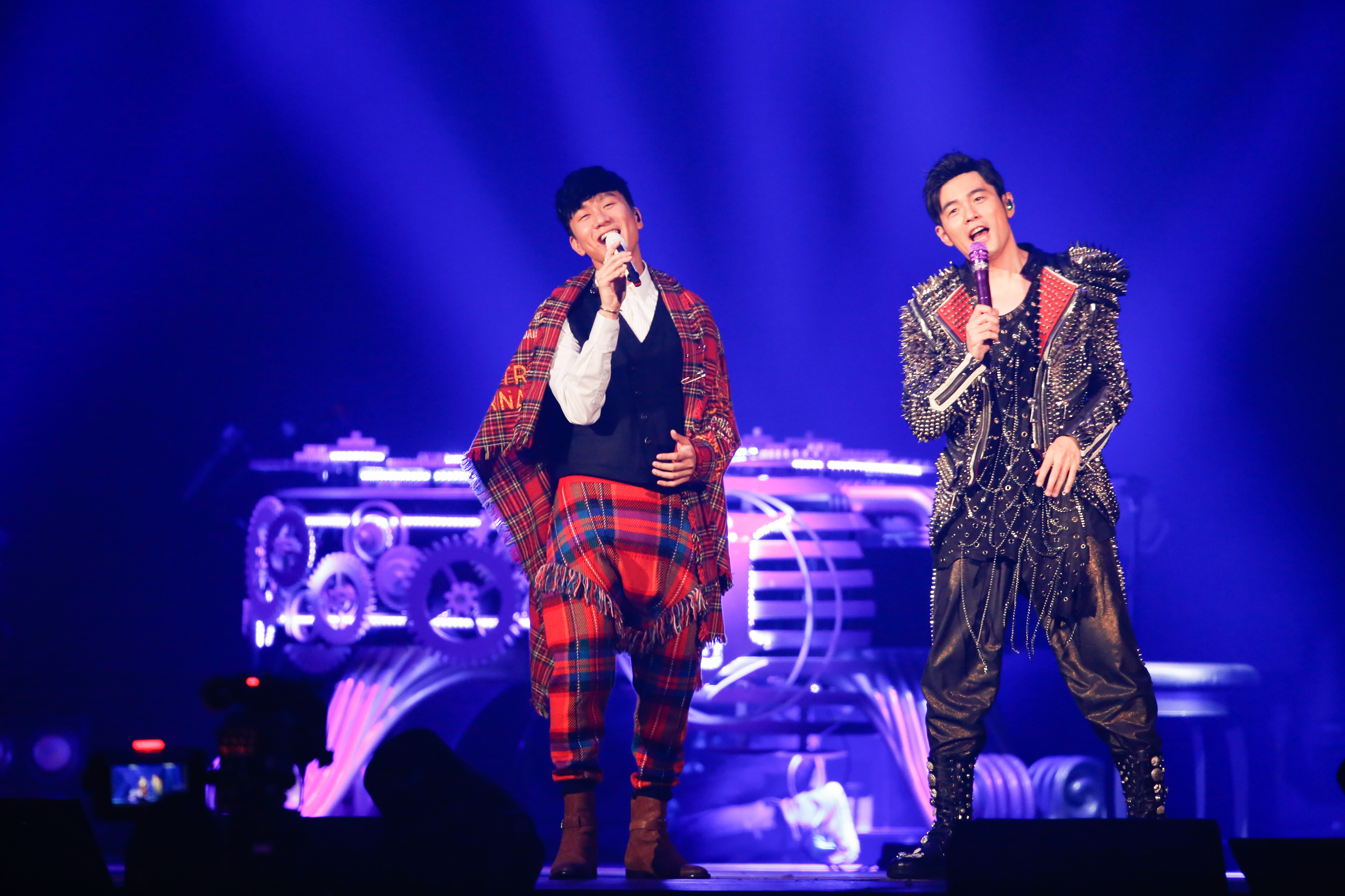 周杰倫演唱會請到有15年交情的林俊傑當嘉賓，兩人合唱雙方經典。