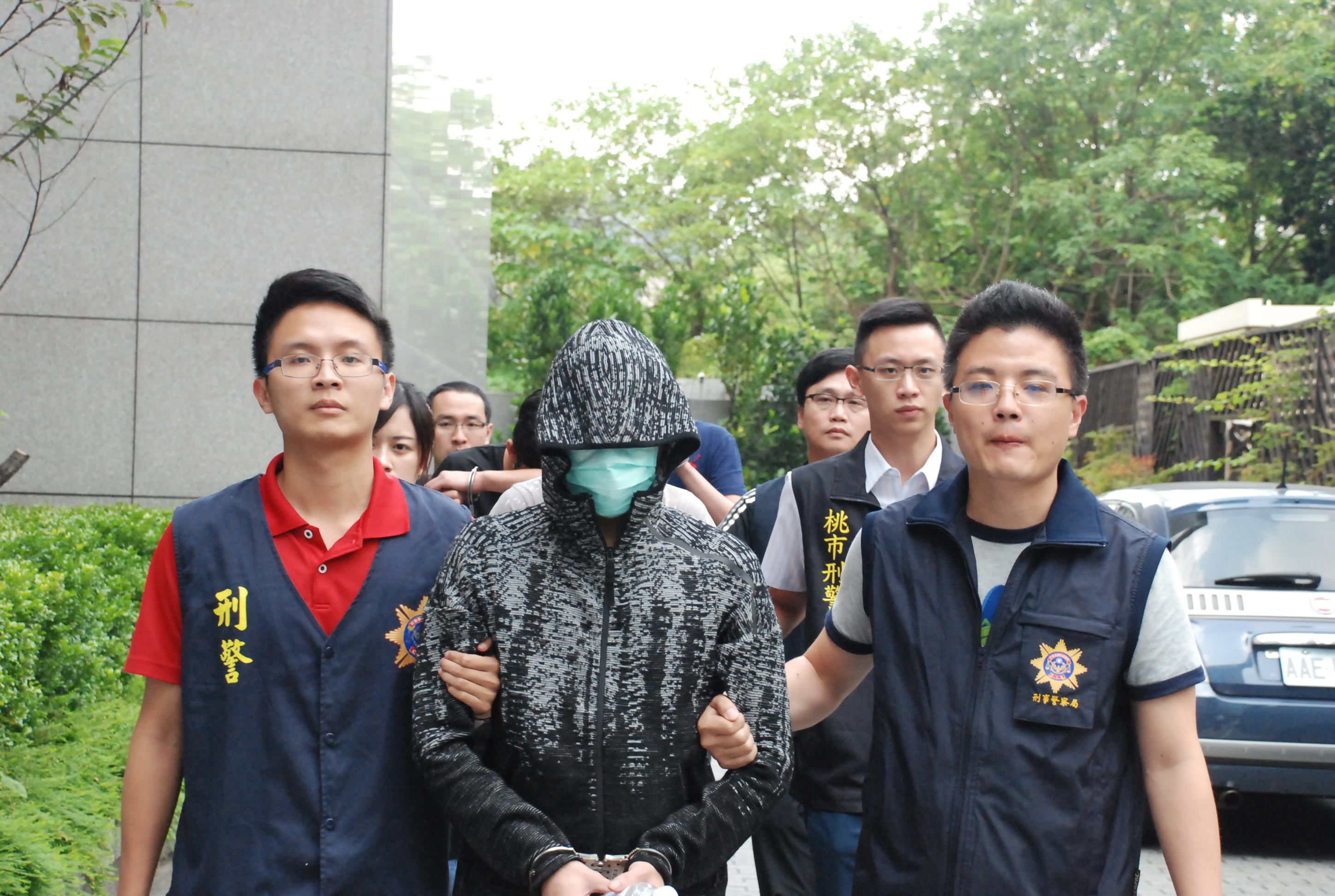 張嫌等人涉嫌假冒大陸假檢警，發布偽造通緝令，遭刑事局移送法辦。（刑事局提供）