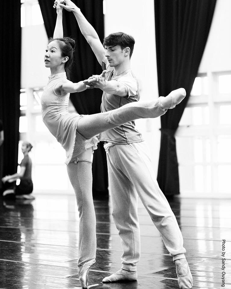 舞團排練時與男舞者的合影。(Prima Ballet提供)