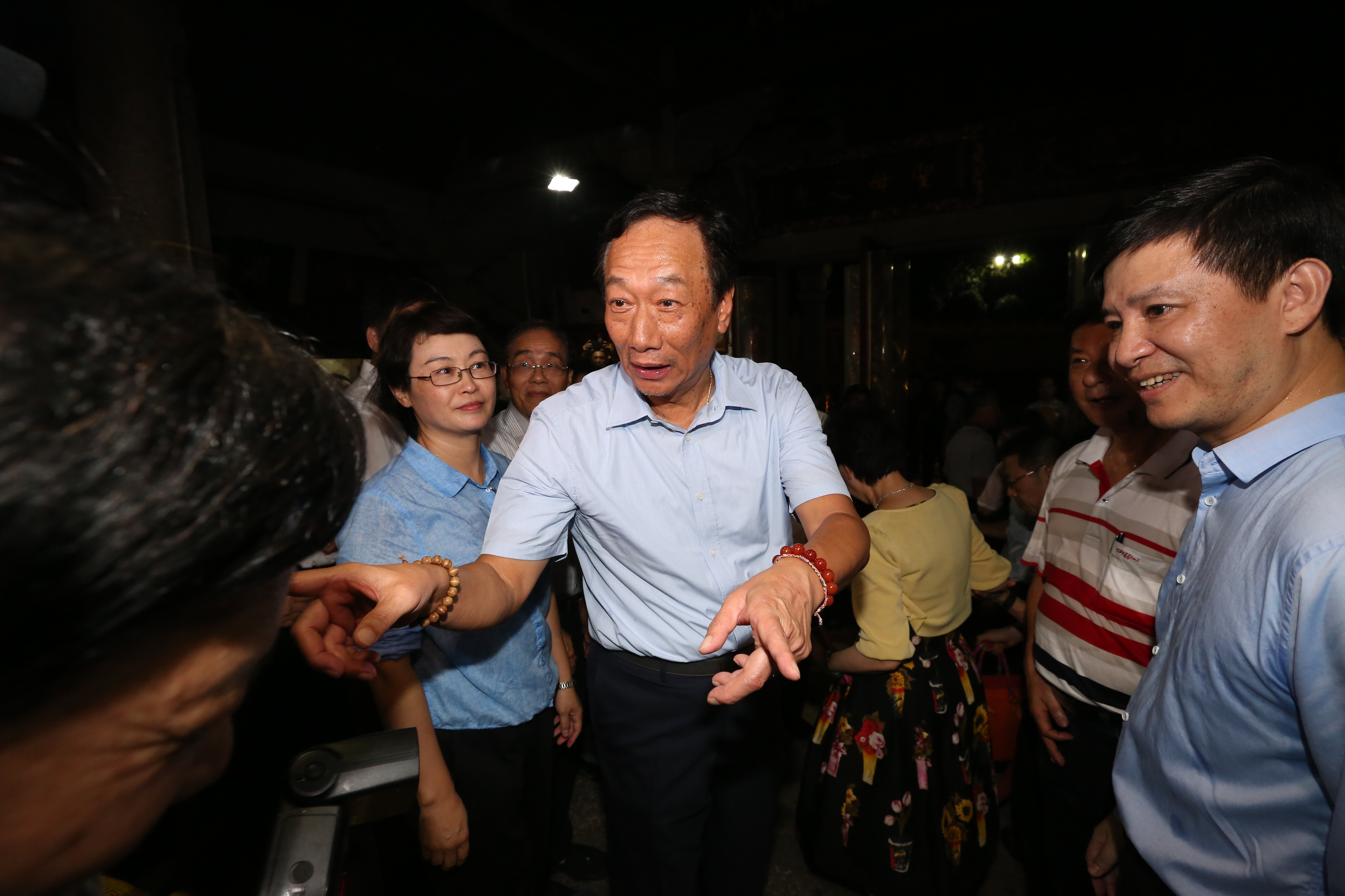 亡妻林淑如長眠的愛物園因地權糾紛，隔年遭人砌牆封路，導致郭台銘只能摸黑翻牆前往上香獻花。