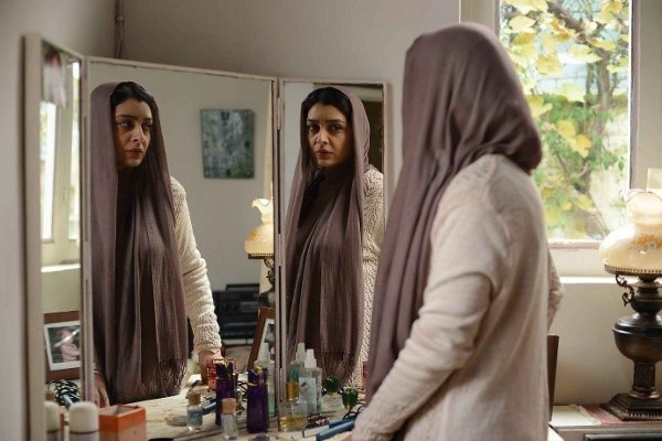  美國觀眾不愛看字幕，非英語發音的電影要打入美國市場很辛苦，圖為卡塔詠夏哈比擔任製片的伊朗電影《再婚風暴》。（翻攝自mask9.com網站）