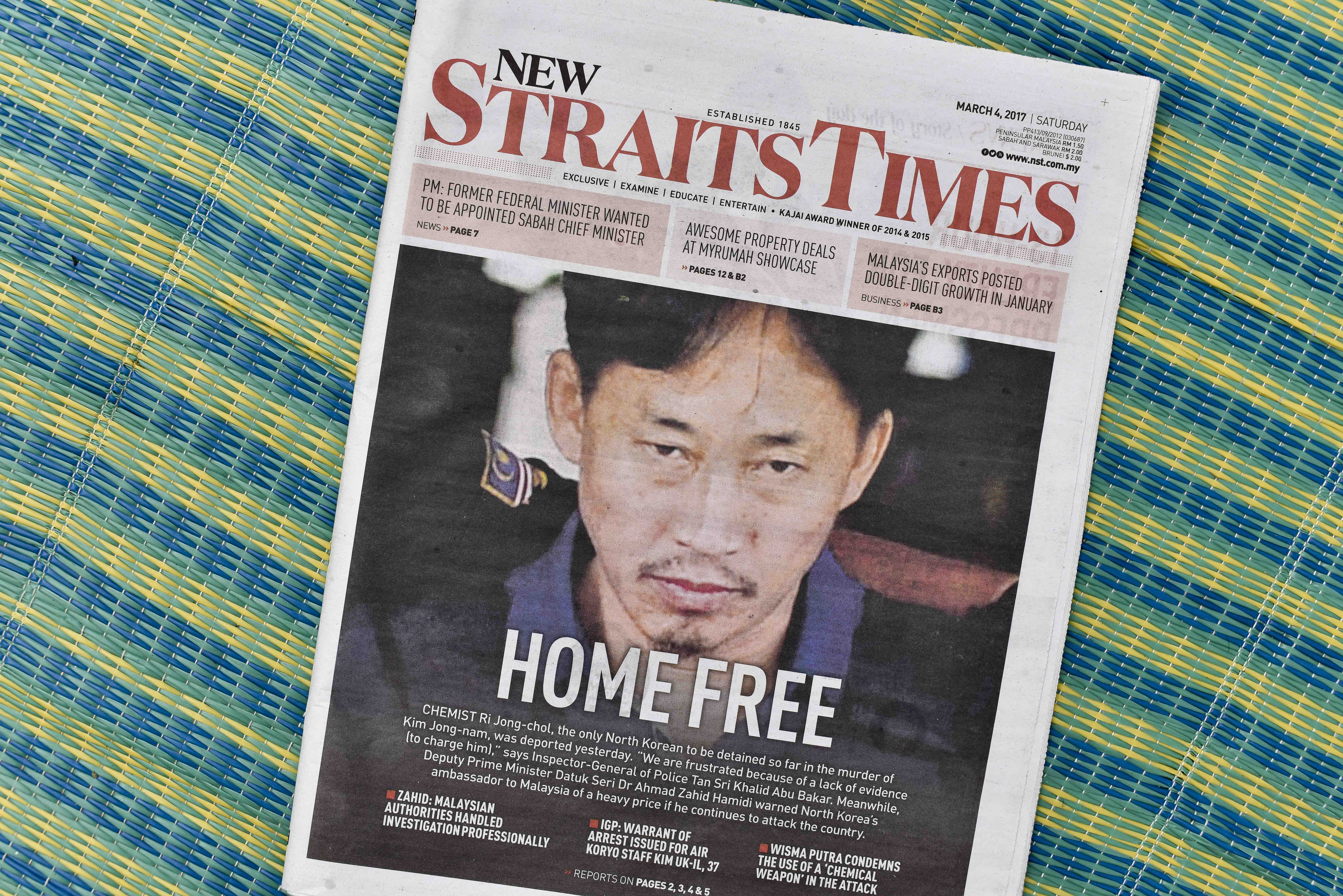 2017年3月4日，具有化學博士學歷，馬來西亞警方懷疑涉及金正男命案的北韓人李鍾哲被遞解出境。馬國新海峽時報頭版照片上寫著斗大標題「Home Free」。（東方IC）
