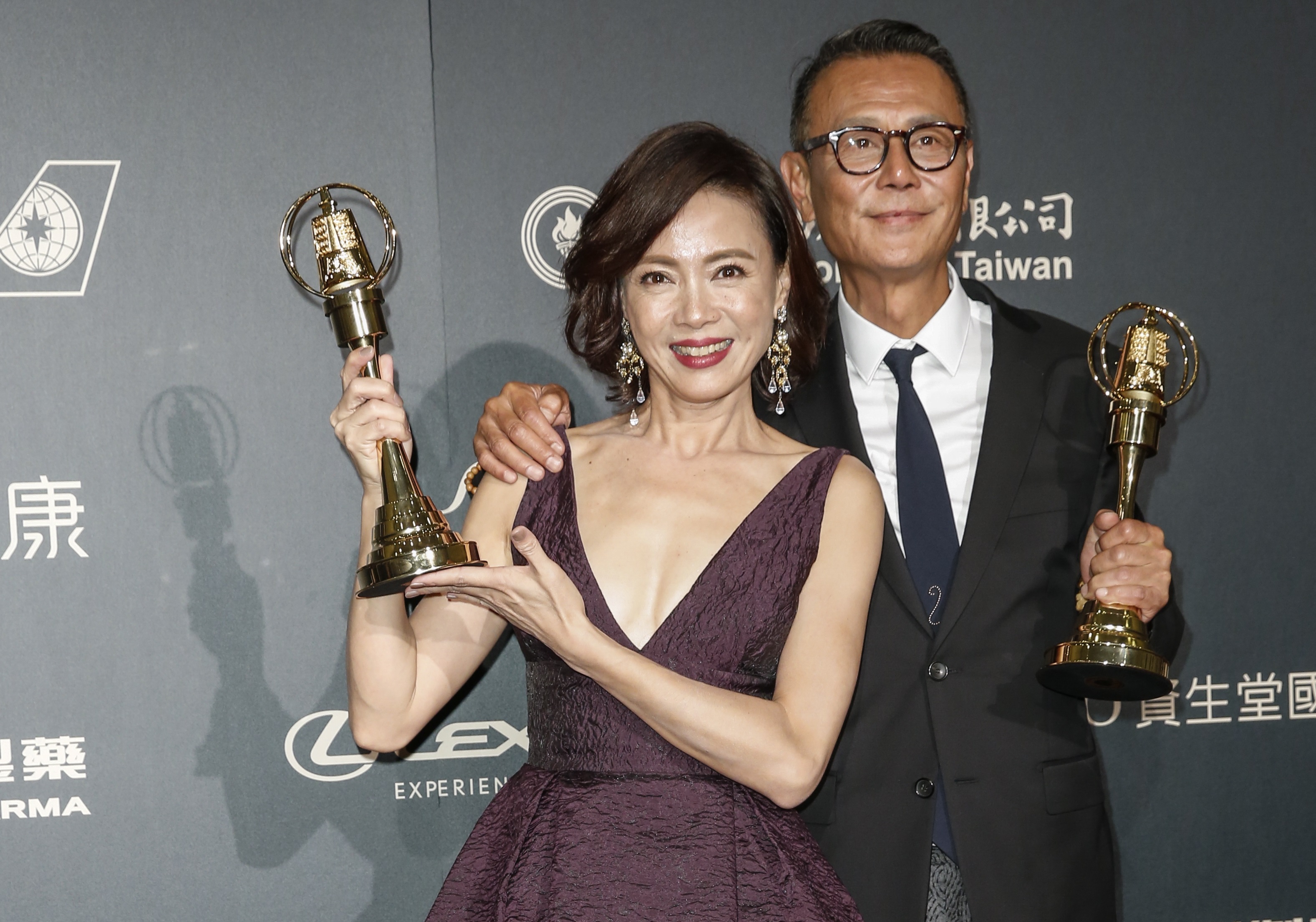 第52屆電視金鐘獎，視帝與視后都由資深演員獲得，劉德凱（右）以《這些年 那些事》的眷村老兵掄元，柯淑勤則以《植劇場第一季-戀愛沙塵爆》媽媽一角勝出。