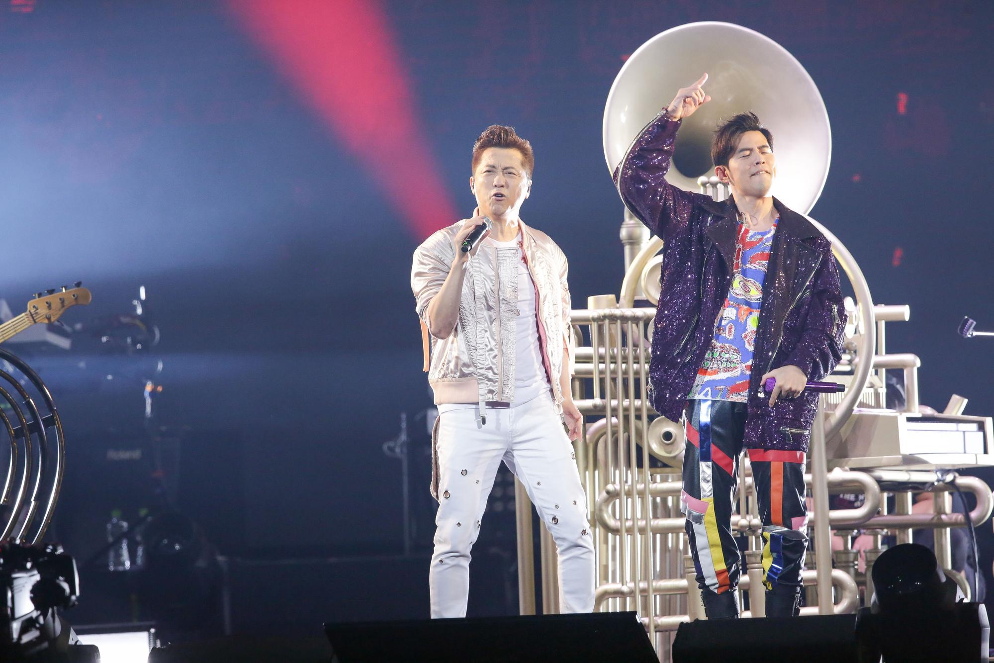 周杰倫「地表最強」演唱會唱到第三場，集郵第三位金曲歌王庾澄慶當嘉賓。