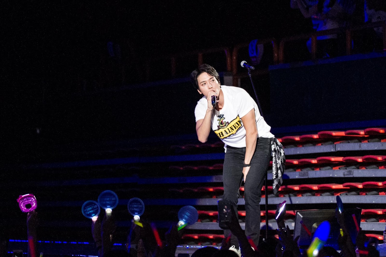 鄭容和演唱會數度爬上坐席欄杆前，與粉絲們近距離互動。（華納唱片、iMe娛樂提供）