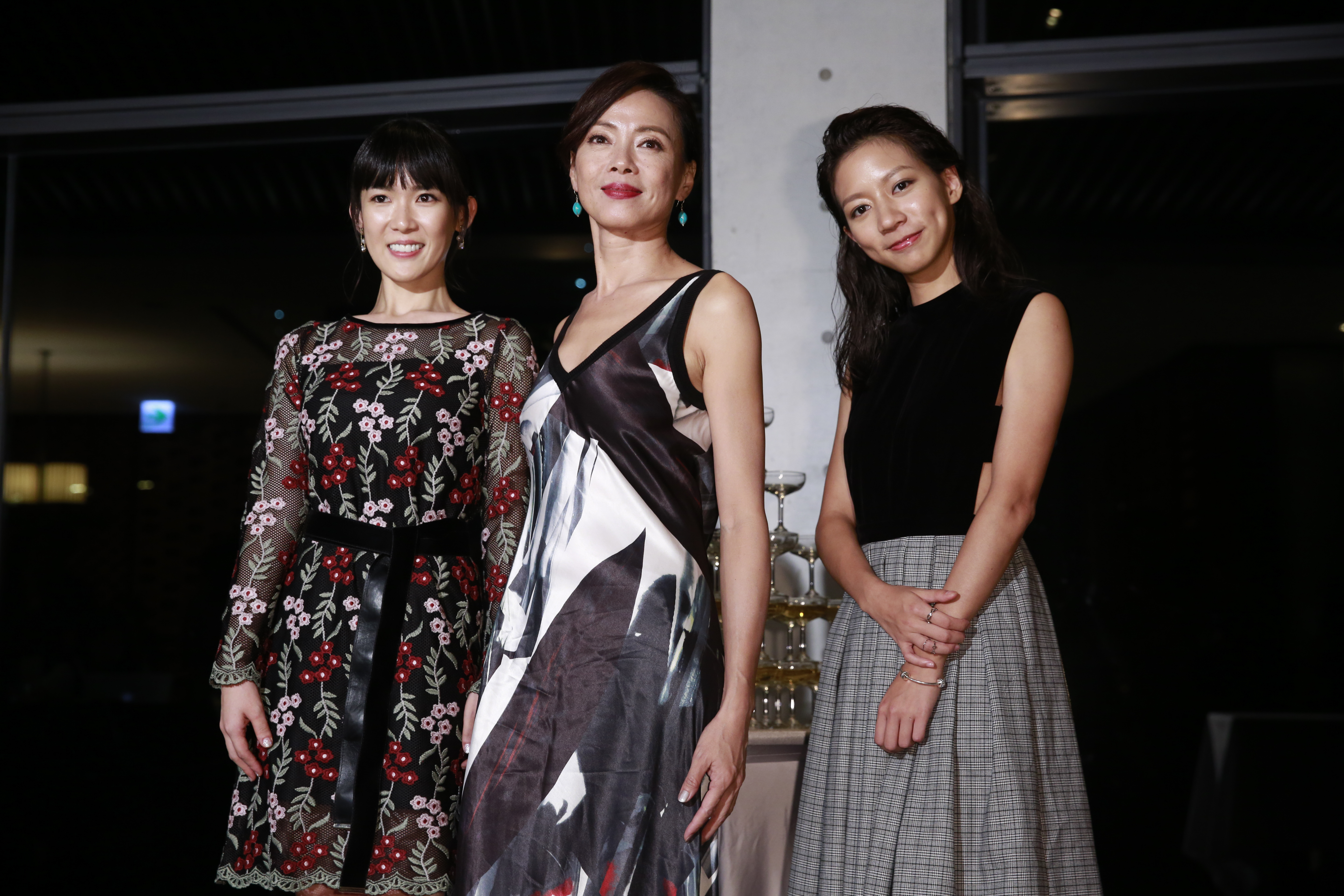 柯淑勤（中）封后，慶功宴上與戲劇女配角得主孫可芳（左）新人獎得主陳妤開心合影。